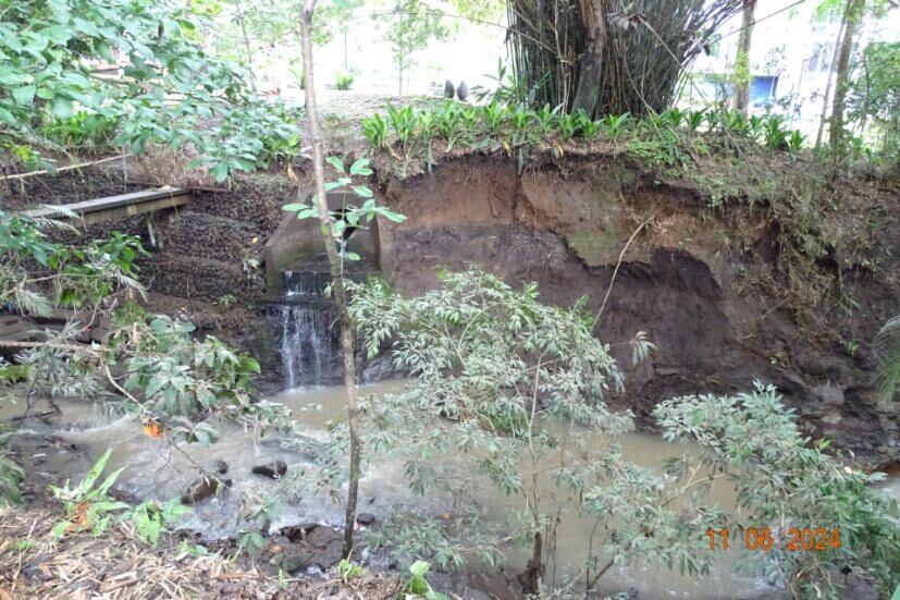 Los ingenieros determinaron que la falta de capacidad en las alcantarillas agua abajo provocaron la inundación que afectó el viaducto. Foto: Lanamme.