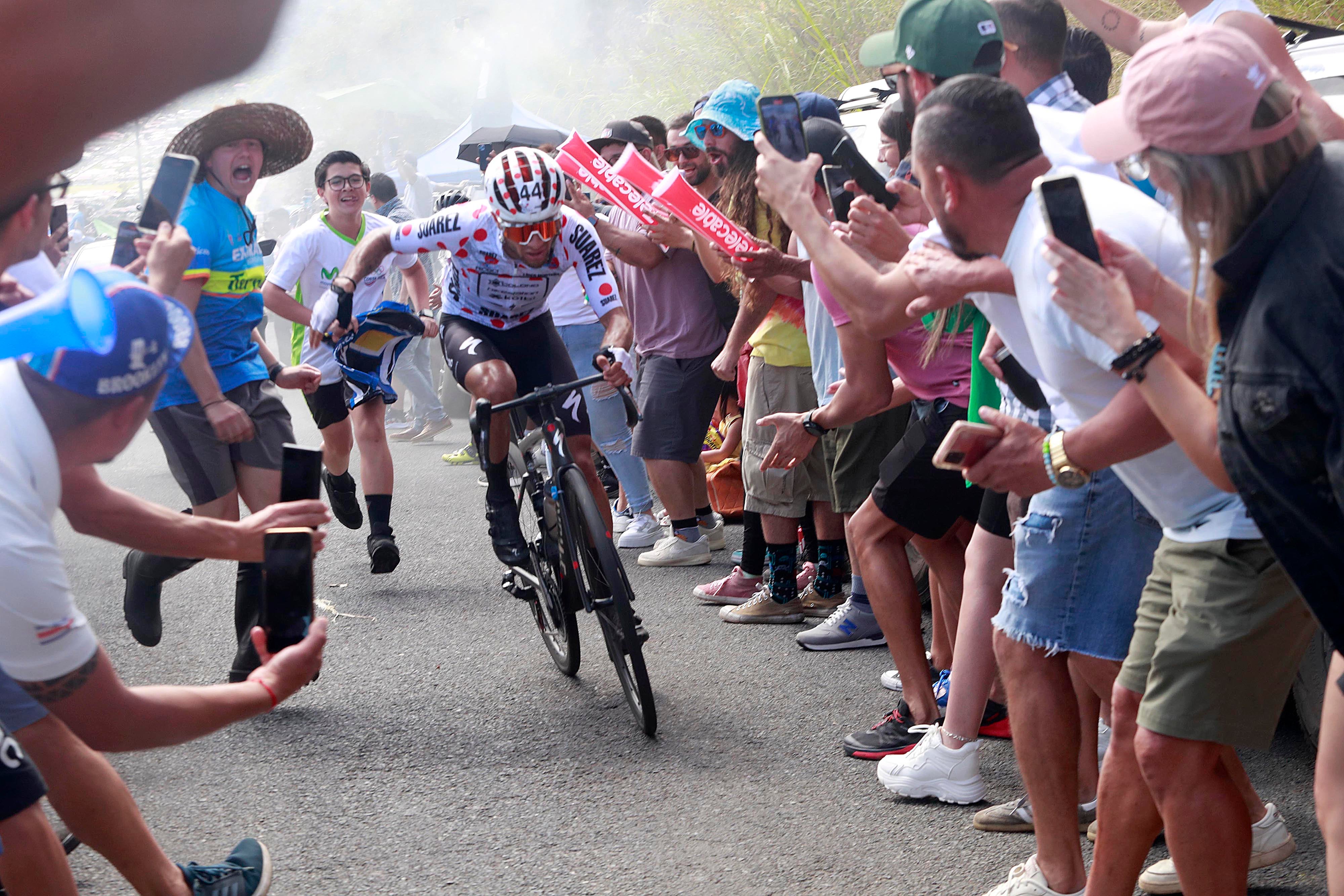 24/12/2023 Paraíso. Novena etapa de la 57 Vuelta Ciclística a Costa Rica. La caravana de ciclistas partió y regresó a este cantón brumoso pasando por Cervantes de Alvarado, Juan Viñas, Turrialba y Cachí, con recibimiento espectacular en el ascenso desde Orosi durante los últimos kilómetros de recorrido antes de la meta.