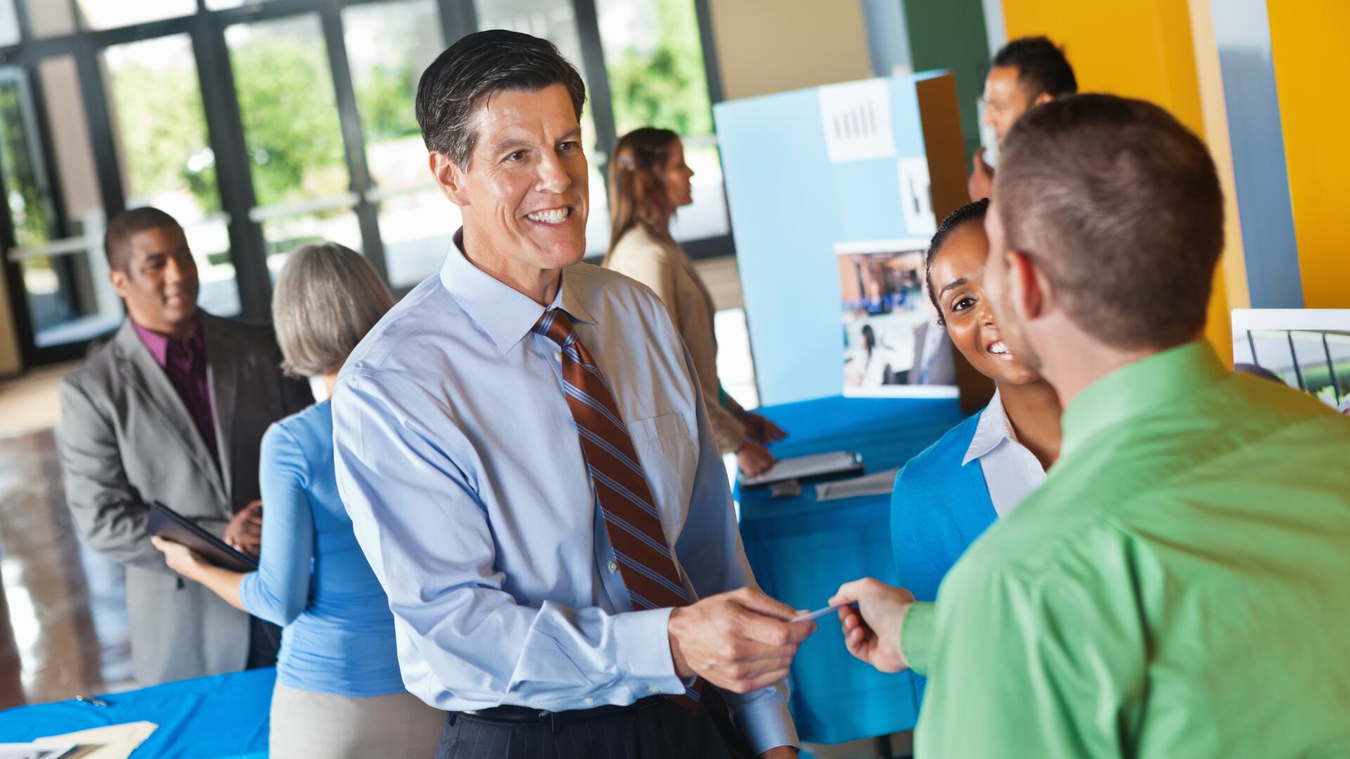 USAM organiza feria de empleo con más de 80 vacantes y talleres en línea sobre entrevistas, CV e inteligencia artificial.