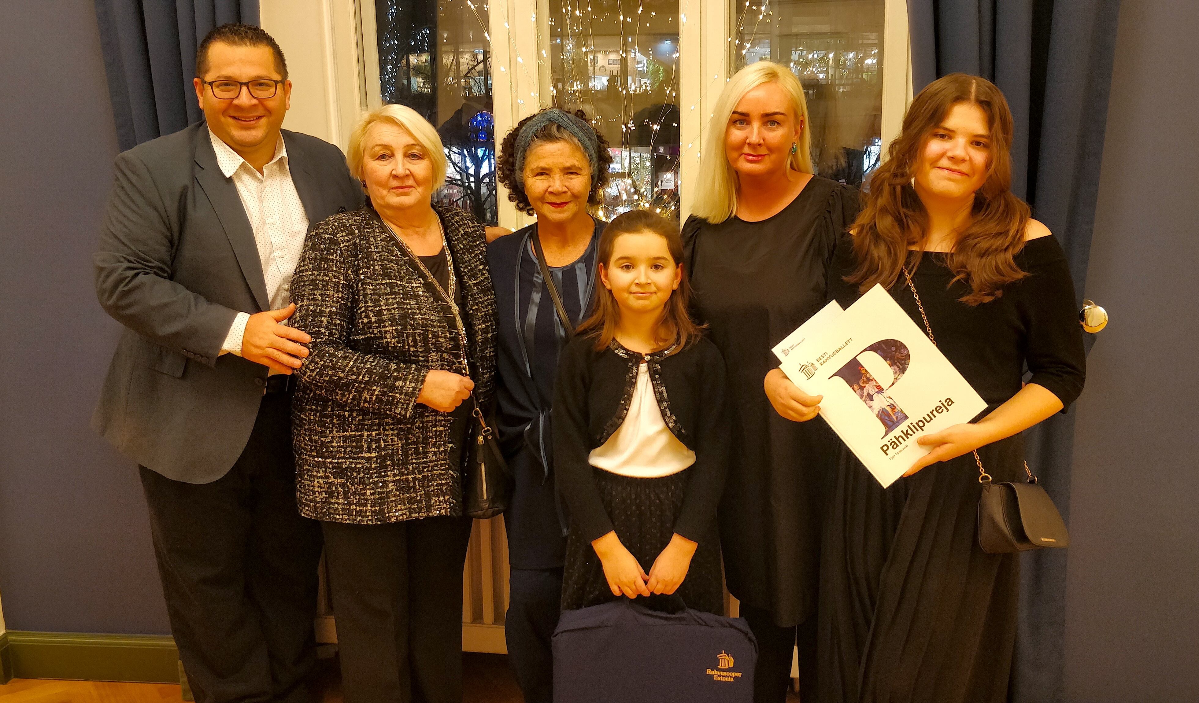 De izquierda a derecha, Jason Medina Gutiérrez junto a su suegra Ingrid Saar, su mamá María Eugenia Gutiérrez Sibaja, su hija menor Mia Melanie, su esposa Elsi y su hija mayor Maya Lorena durante la asistencia a un concierto en Saku, Estonia. Fotografía: Jason Medina Gutiérrez.