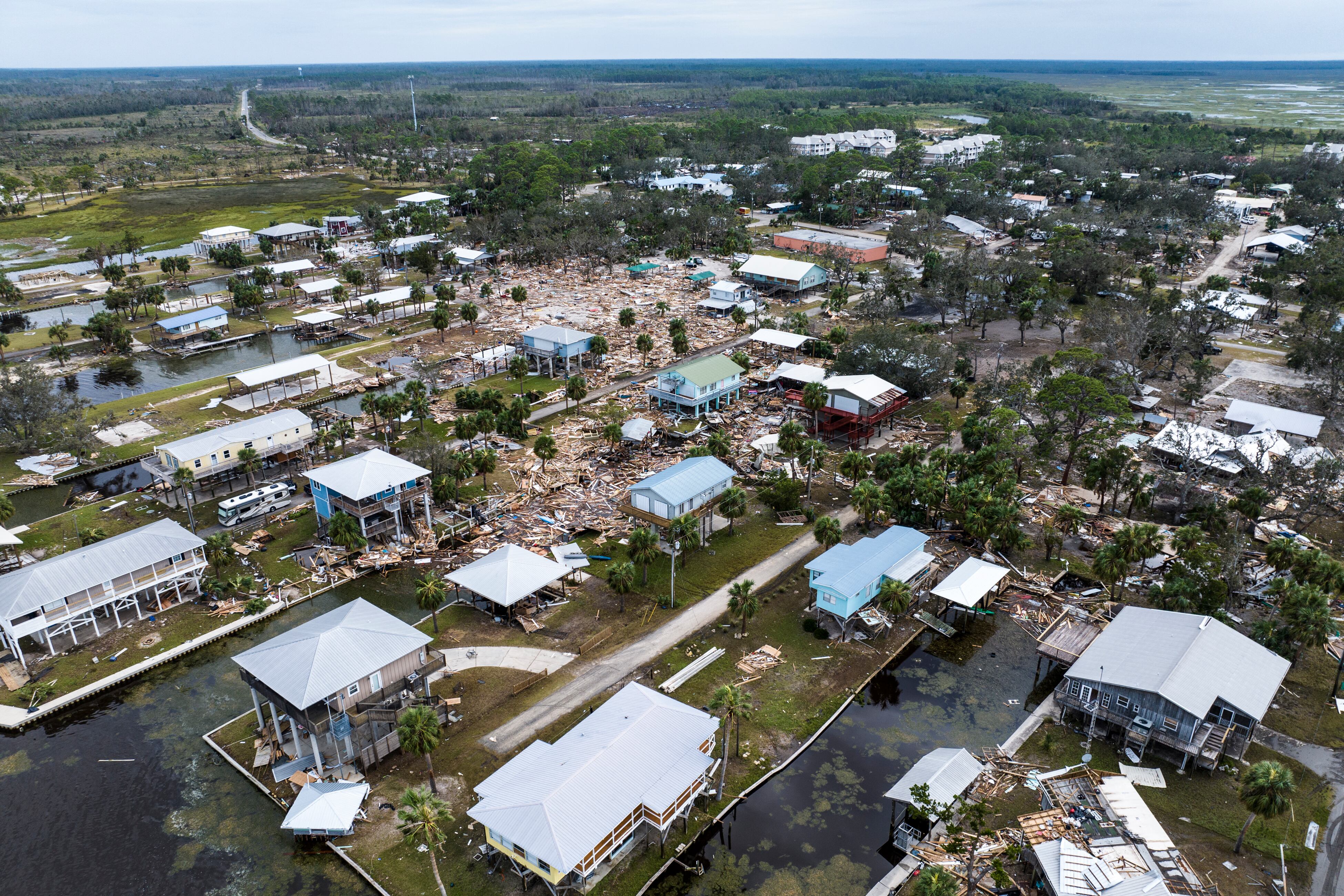 El huracán Helene dejó al menos 44 muertos y millones sin electricidad en el sureste de Estados Unidos.