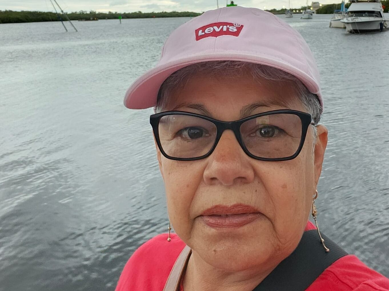 Margarita Cárdenas, costarricense que vive en Florida, Estados Unidos, desde hace 26 años, espera que el impacto del huracán Milton no afecte su casa. Foto: Cortesía.