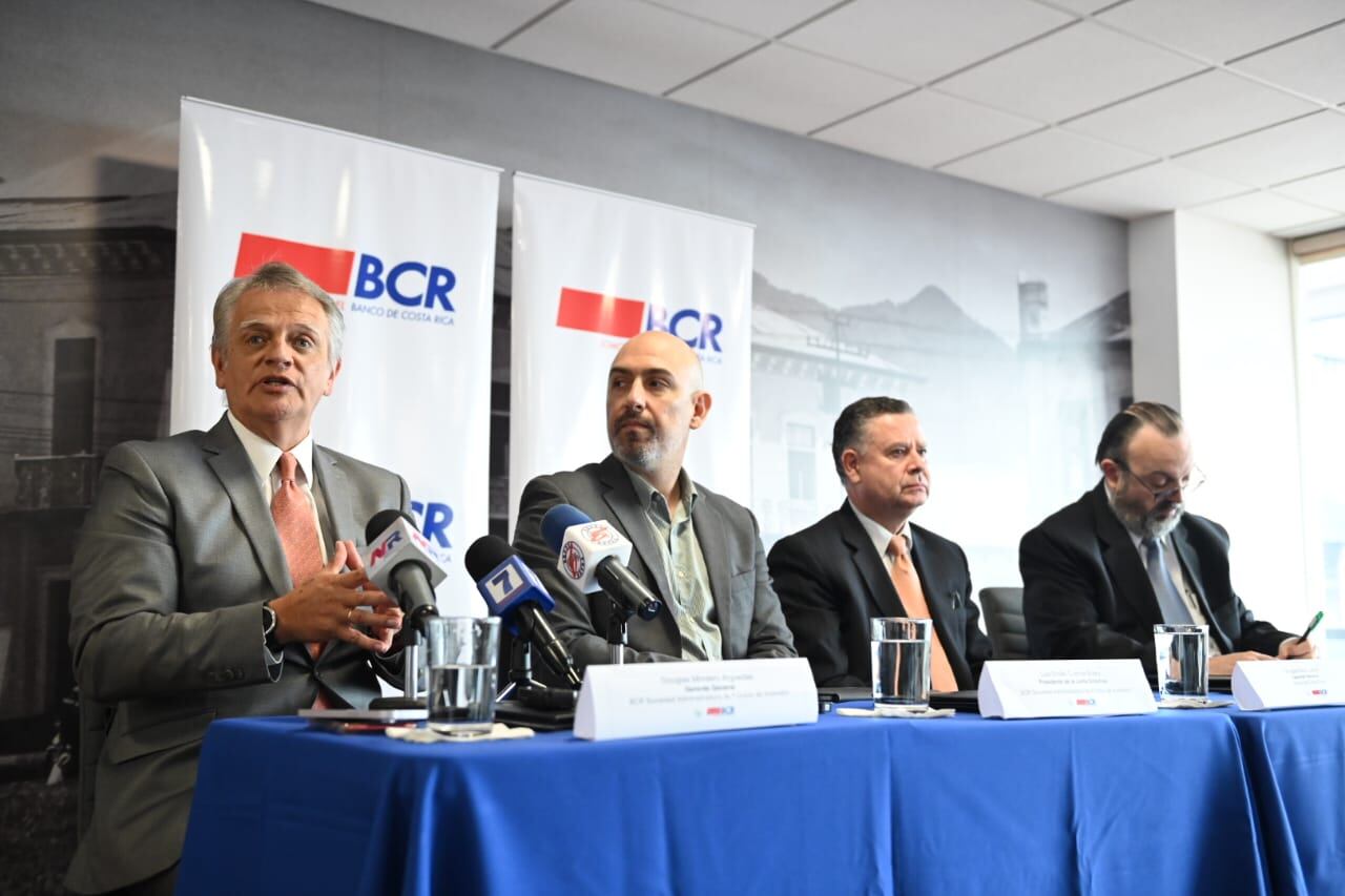En la imagen Douglas Soto, gerente de BCR SAFI; Luis Emilio Cuenca, presidente del BCR; Douglas Soto, gerente del BCR; y Manfred Sáenz, gerente Corporativo Jurídico del BCR.