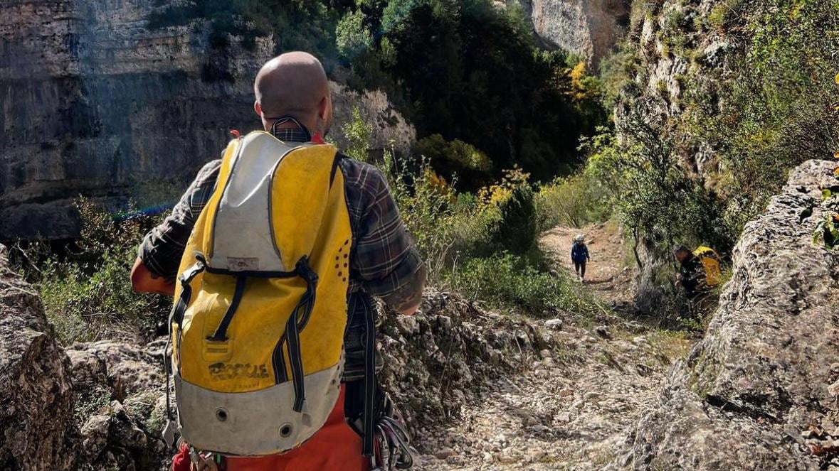 Realice canyoning con las medidas de seguridad y el equipo necesario.
