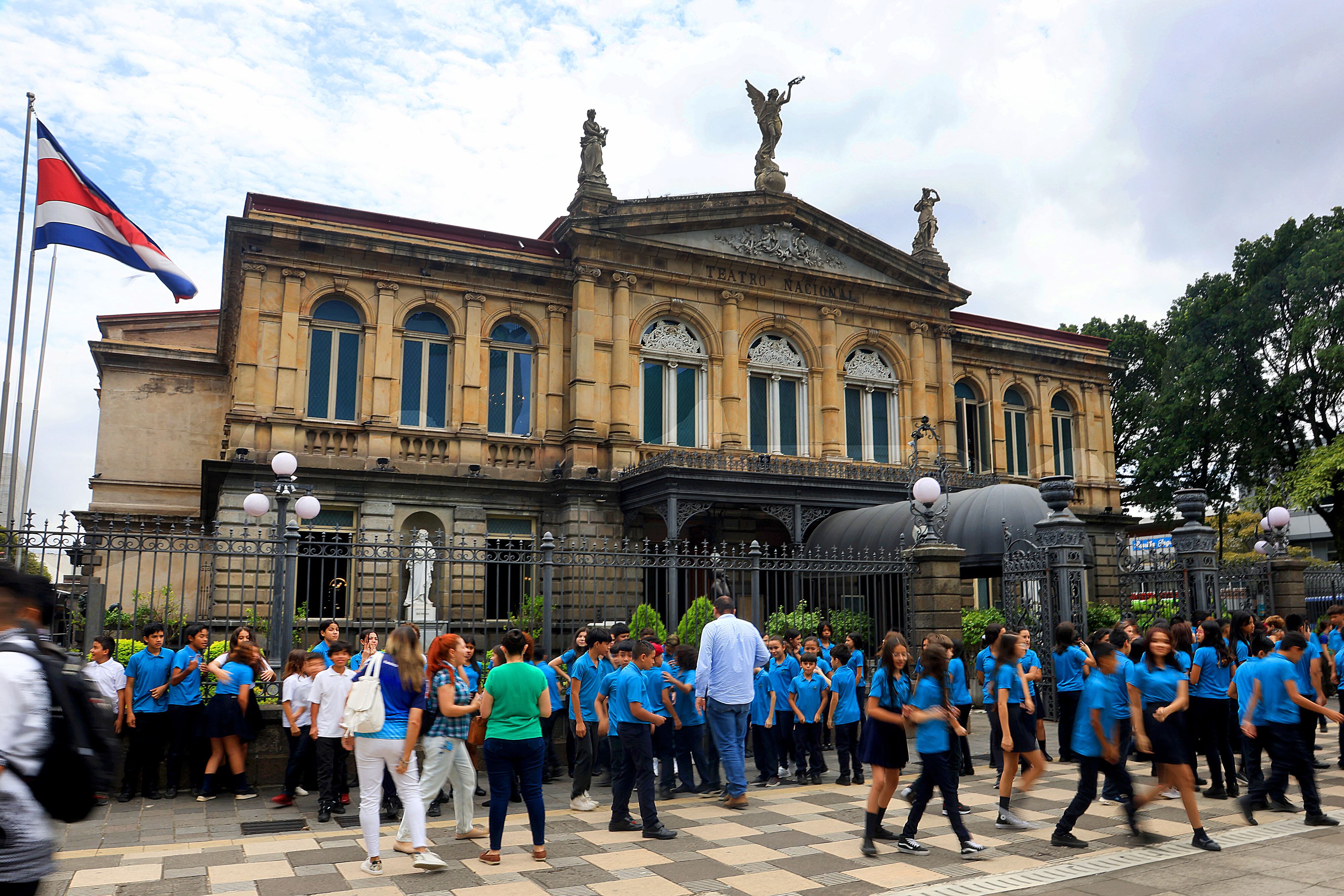 Estudiantes de secundaria frente al Teatro Nacional de Costa Rica, una generación clave para el futuro del país y los retos de transformación educativa y social."