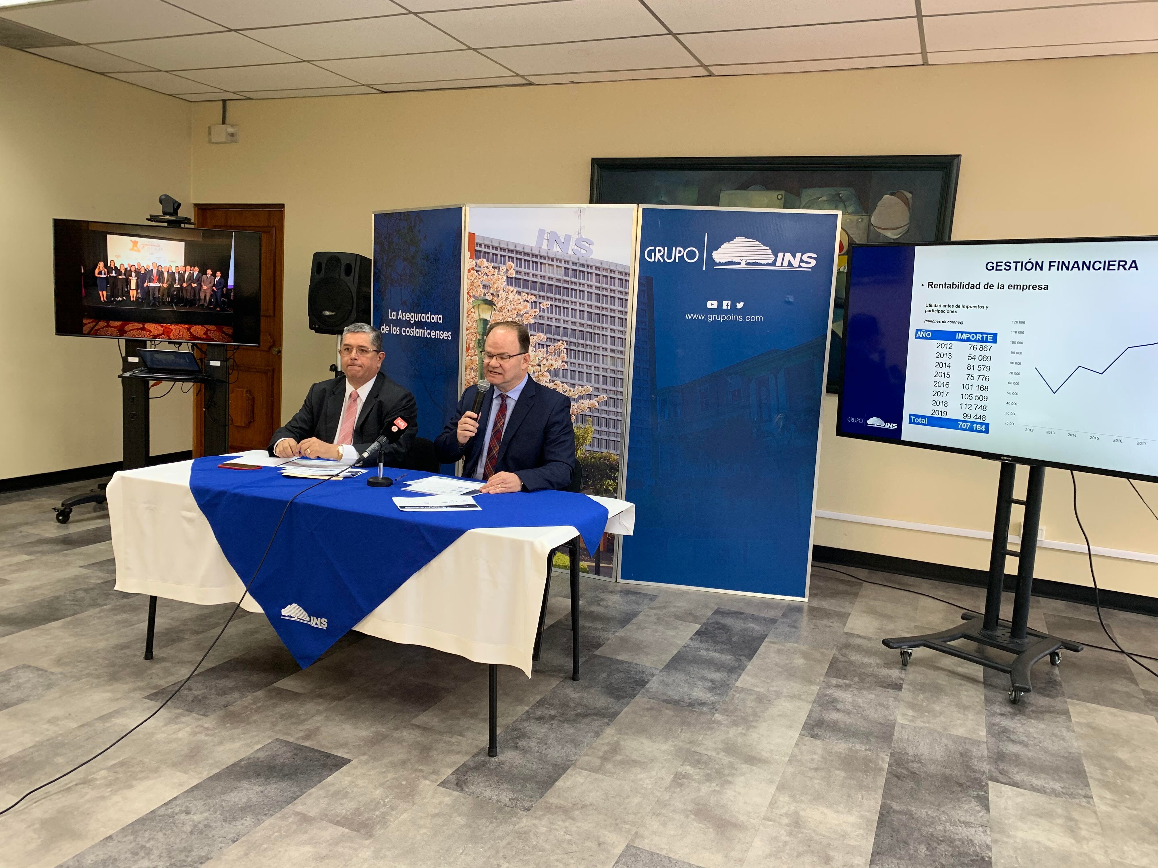 Elian Villegas, presidente del INS, anunció los resultados financieros de la empresa en el 2019. A su lado, Luis Fernando Campos, gerente general de la aseguradora pública. Foto: Óscar Rodríguez.