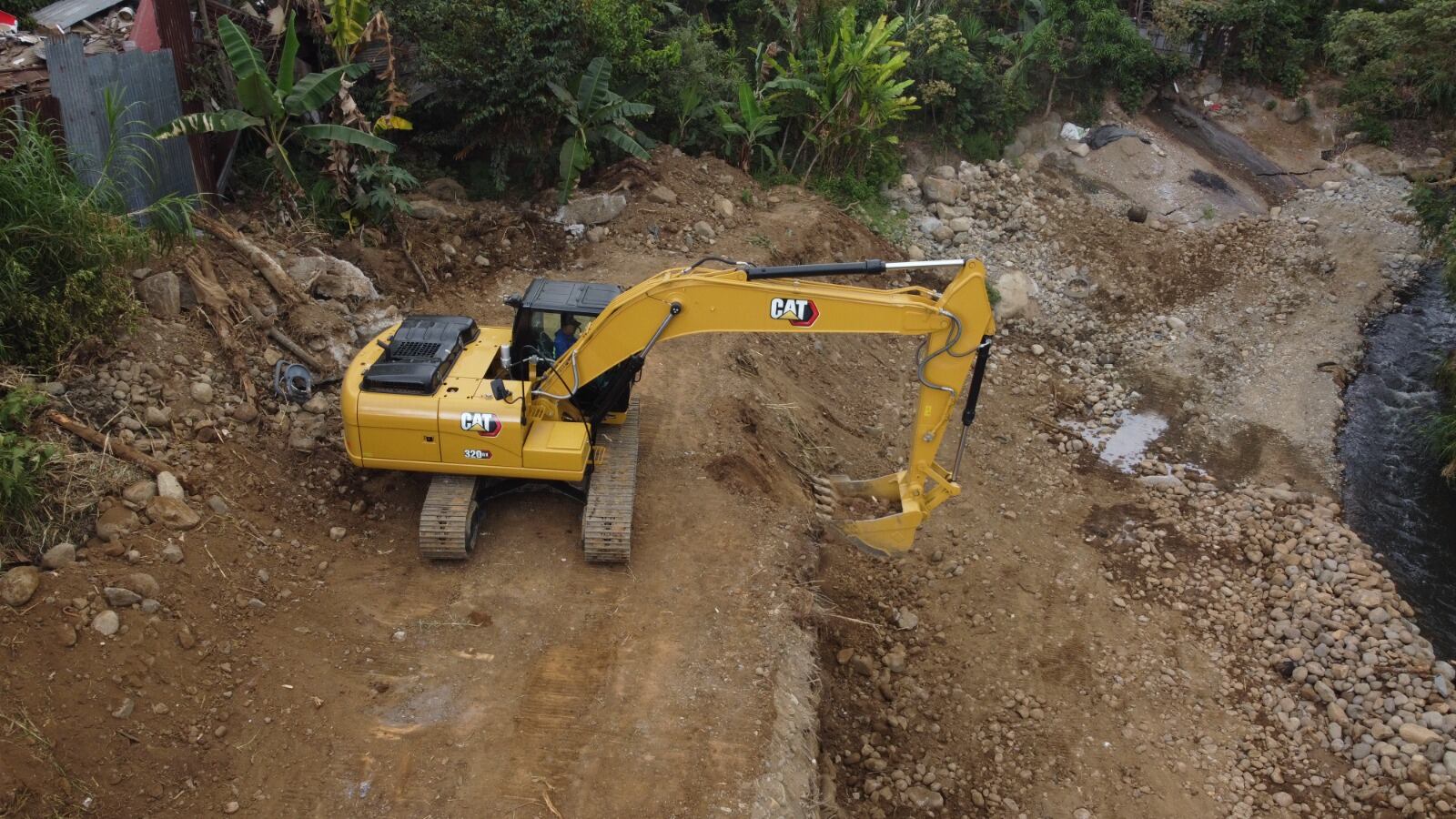 En la margen izquierda del río Cañas, en San Rafael Abajo, la empresa Codocsa S.A. desarrolla la obra de contención valorada en ¢440 millones. Foto: Cortesía CNE.