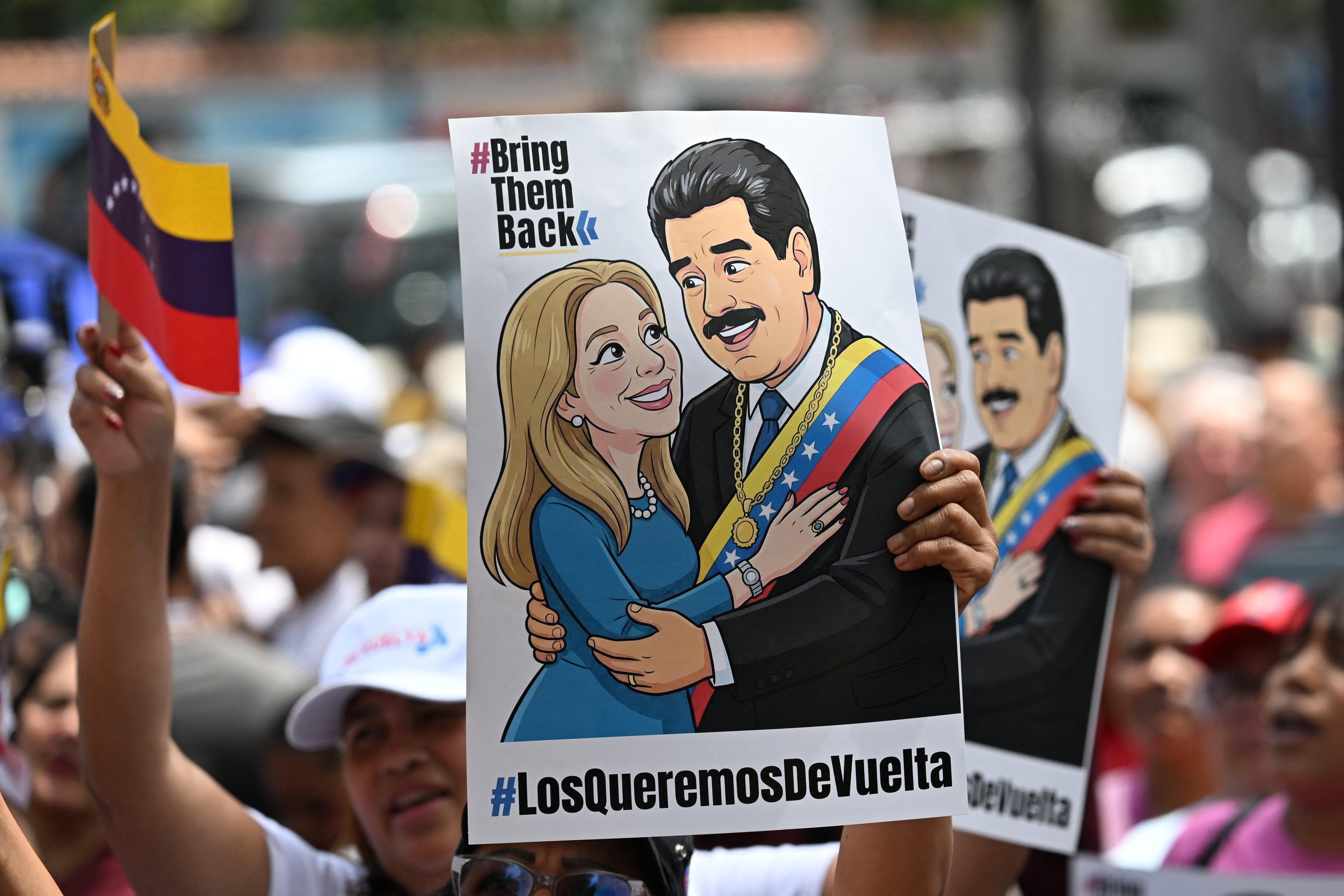 Partidarios del derrocado presidente venezolano Nicolás Maduro se manifestaron con un cartel de él y su esposa Cilia Flores con el lema "Los queremos de vuelta" y una bandera nacional venezolana en Caracas el 26 de marzo de 2026, mientras Maduro comparecía ante un tribunal en Nueva York. El derrocado presidente venezolano Nicolás Maduro compareció nuevamente ante un tribunal de Nueva York el 26 de marzo de 2026 para su segunda comparecencia desde su captura por las fuerzas estadounidenses en una extraordinaria redada nocturna.