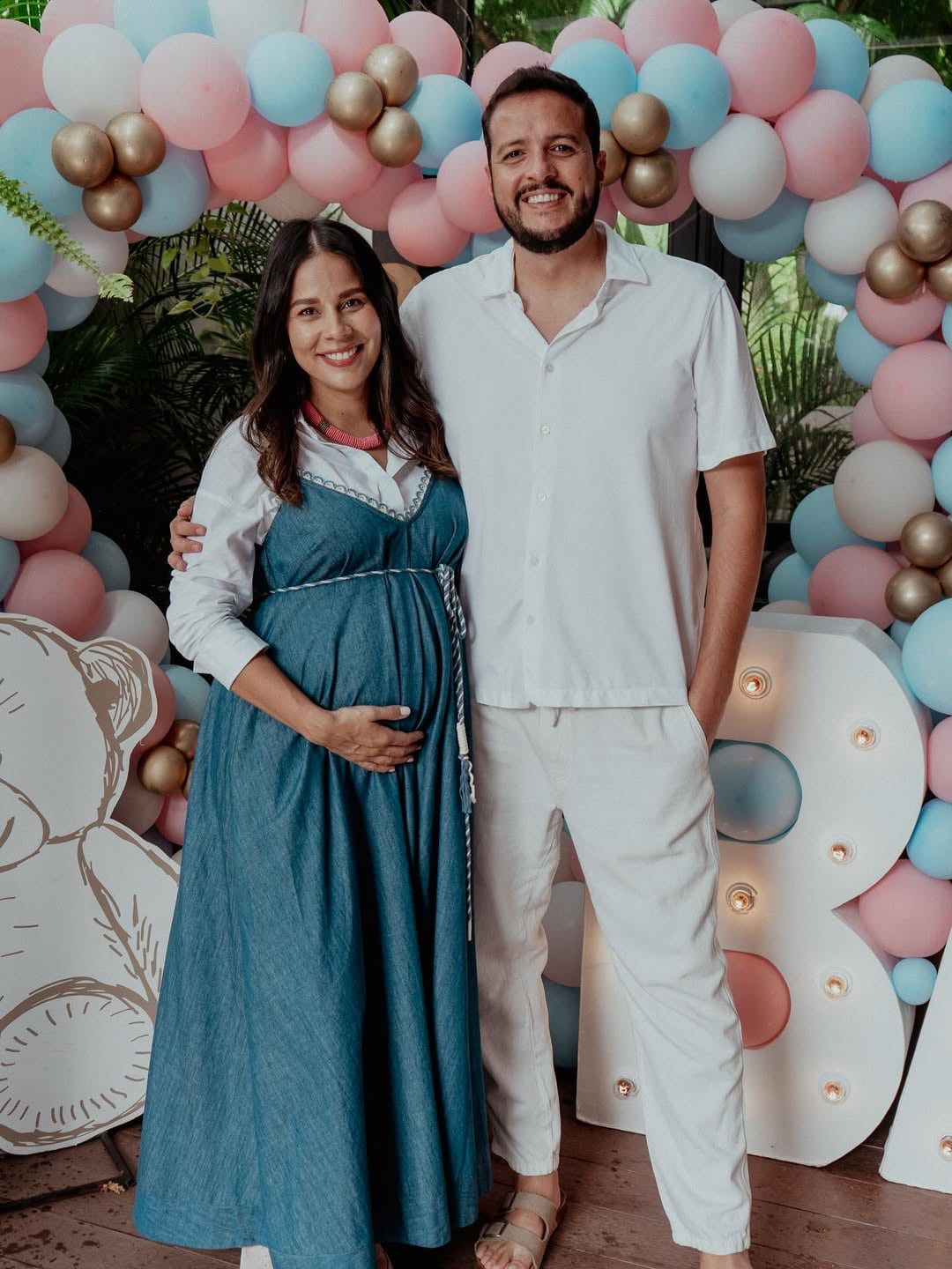 Max Barberena anunció la llegada de su tercer hijo. La revelación coincidió con el cumpleaños de su esposa, Melissa Calderón.