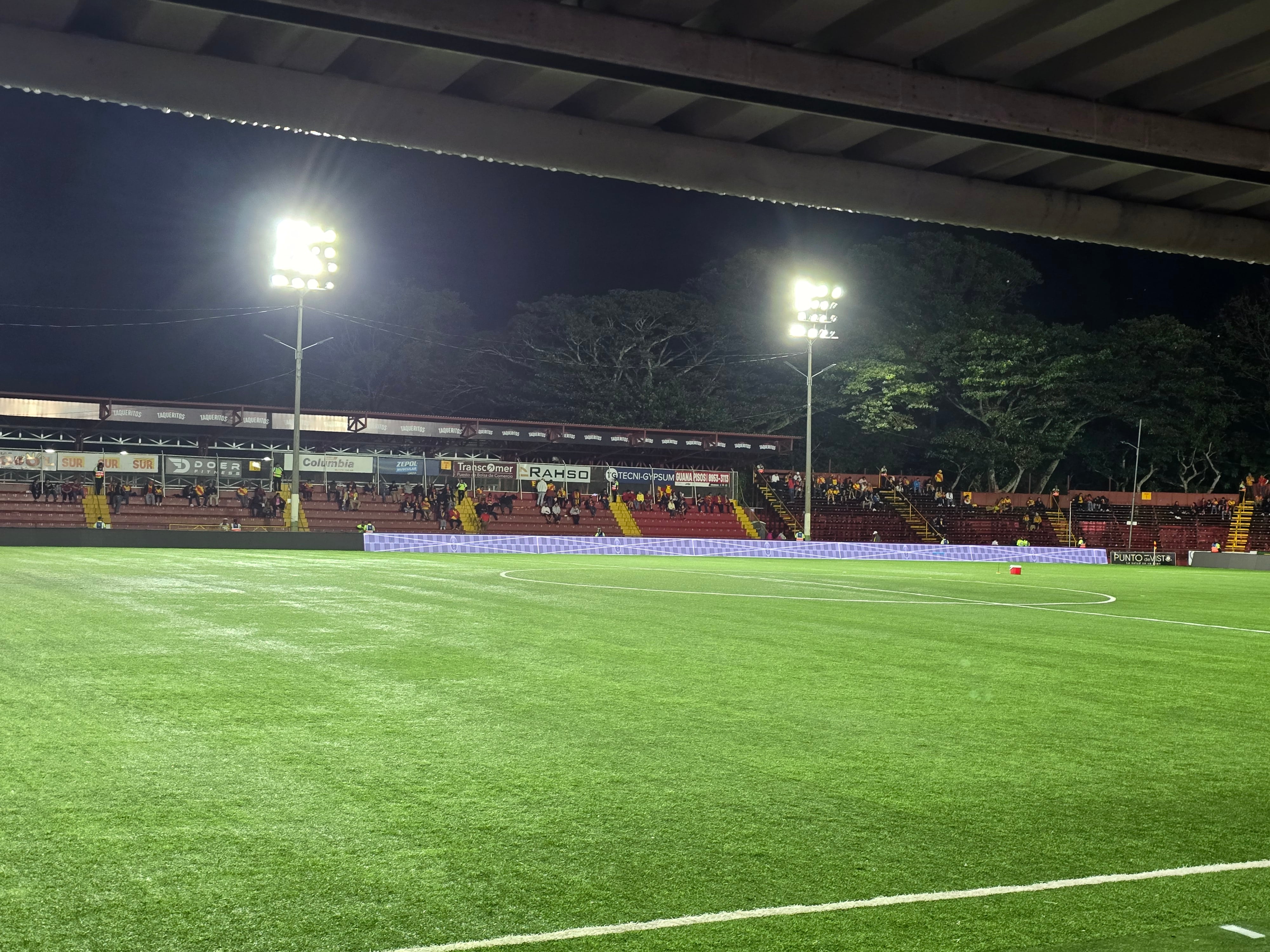 Después de una tarde muy lluviosa, el cielo está despejado a falta de hora y fracción para el inicio del juego entre Herediano y Liga Deportiva Alajuelense.