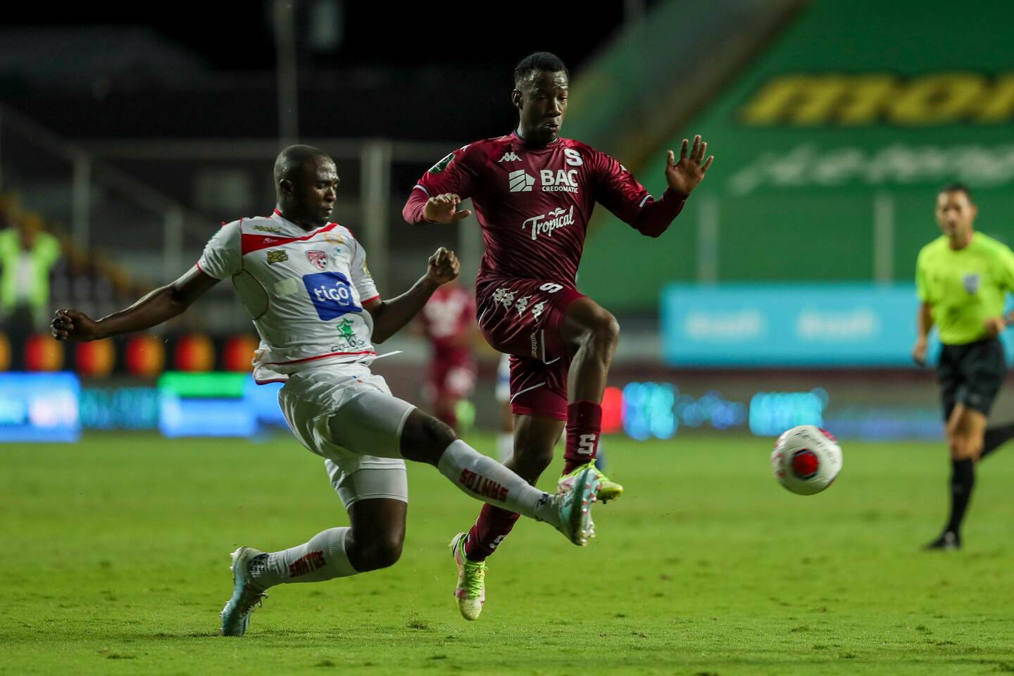 08/02/2022, San José, Tibas, Estadio Ricardo Saprissa, partido de la jornada 5 del torneo de clausura 2022, entre el Deportivo Saprissa y el Santos de Guapiles. En la fotografía Albin Beneth ADS y Darixon Vuelto DS.