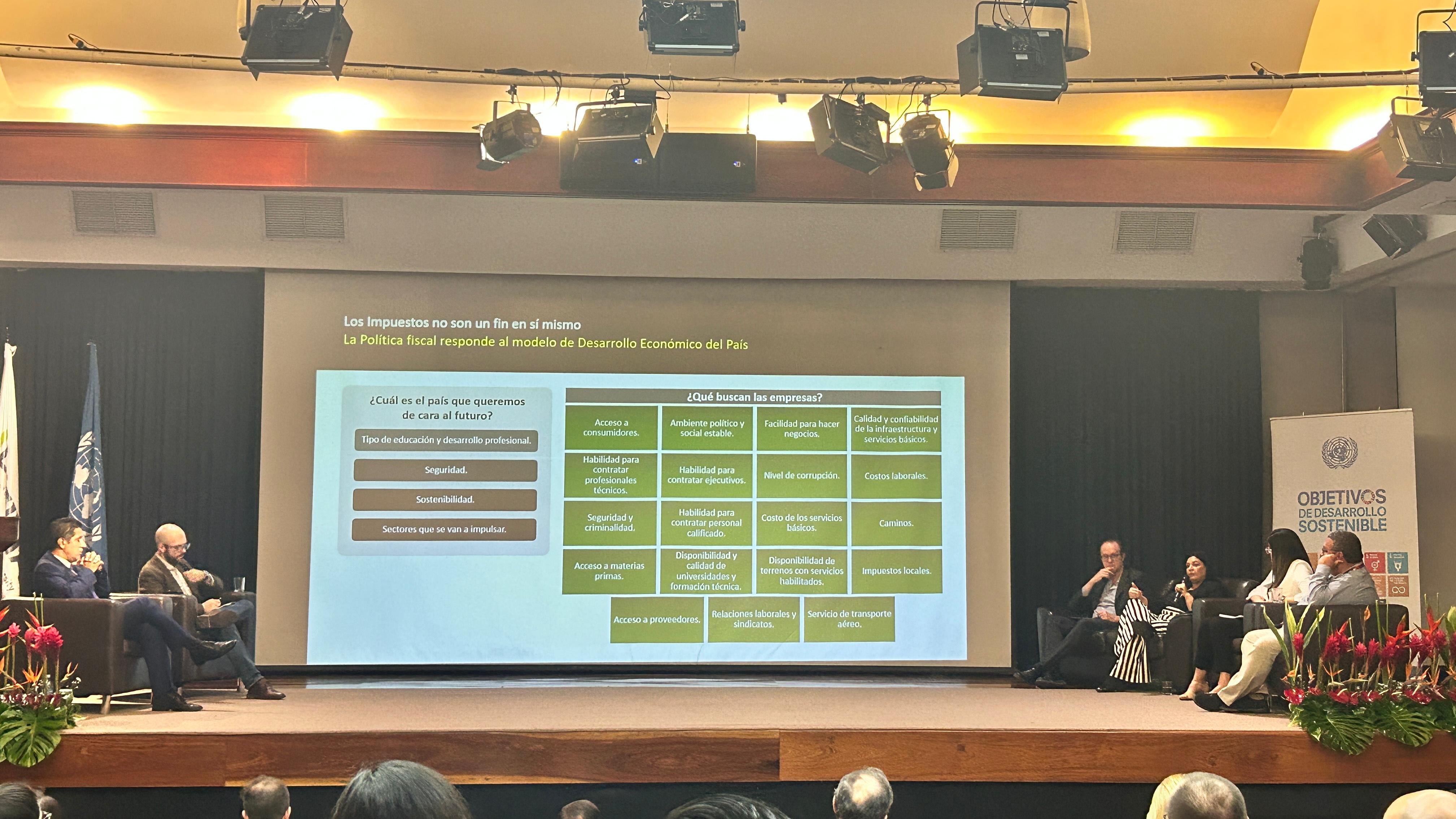 El conversatorio "Los ingresos del Gobierno de Costa Rica de cara a los desafíos del futuro", organizado por Naciones Unidas, reunió a expertos en finanzas públicas y recaudación de impuestos. En la imagen de izquierda a derecha: Nogiu Acosta, José Luis Arce, Luis Mesalles, Priscilla Piedra, Pamela Jiménez y Fernando Rodríguez.