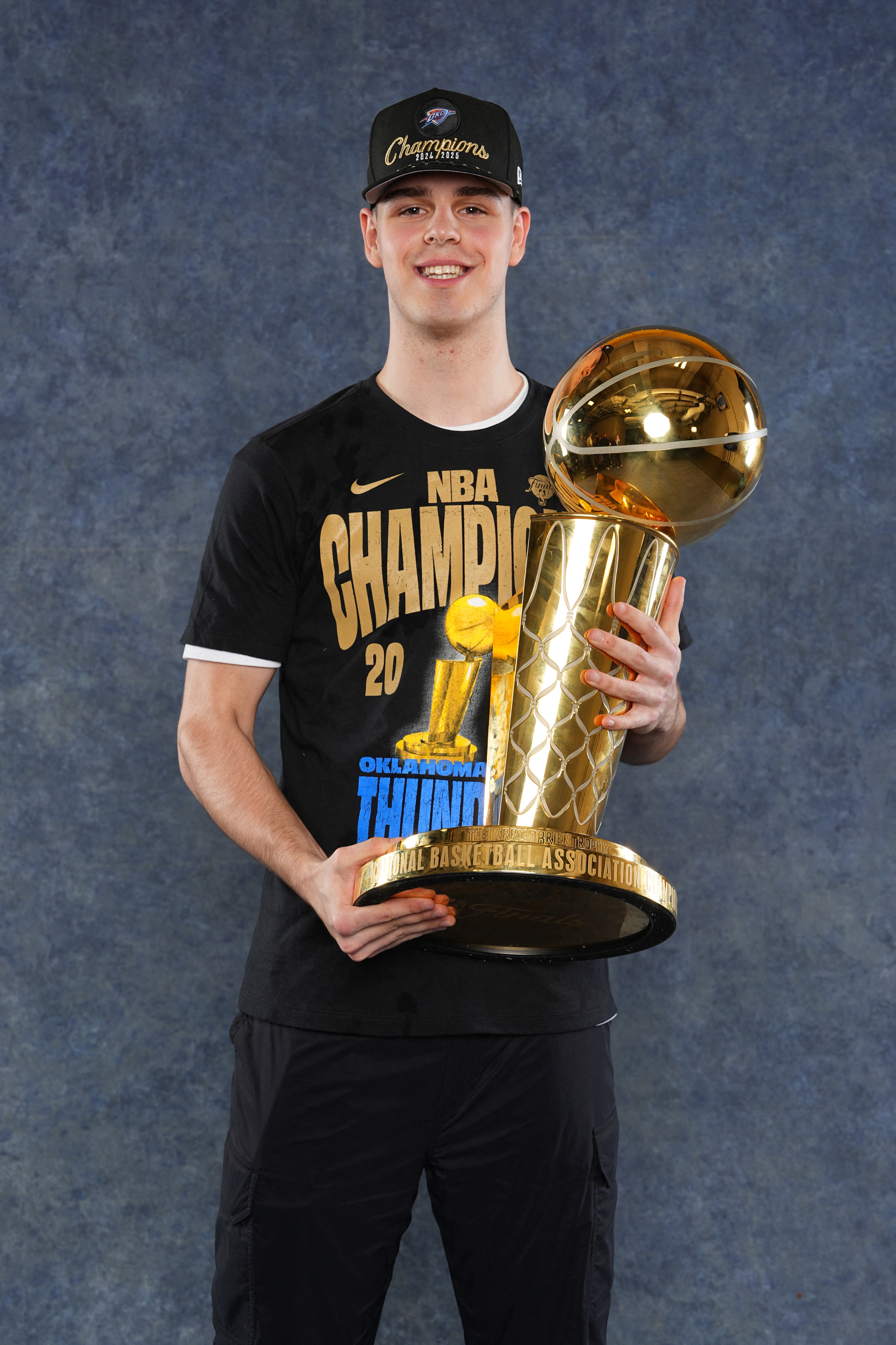 Nikola Topic posa con el trofeo que acredita al Thunder de Oklahoma como campeón de la NBA.
