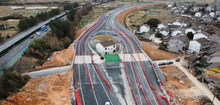 La vivienda conocida como el “ojo de Jinxi” fue abandonada por su familia ante el tránsito imparable que la rodeaba en una autopista china.