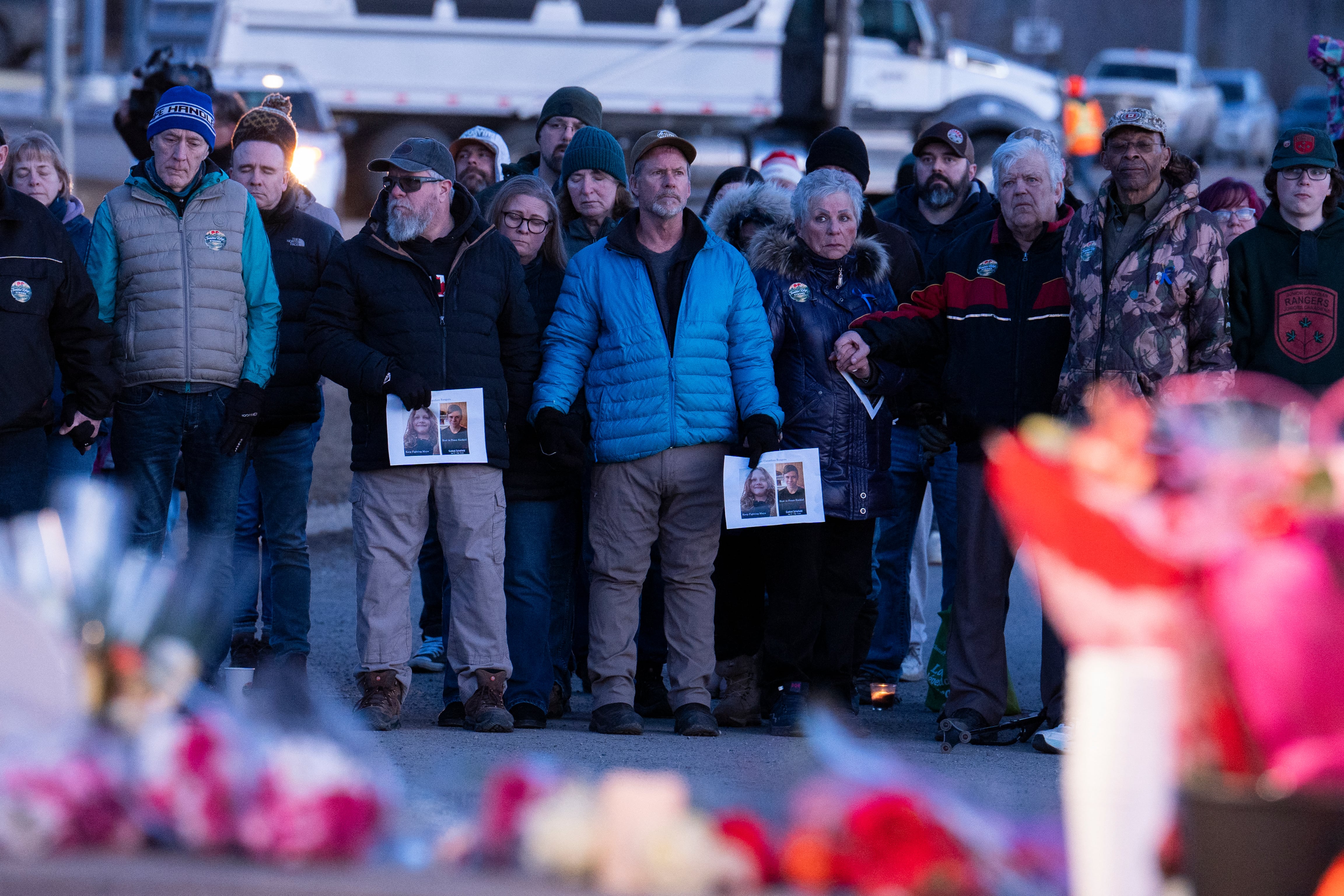 Durante la vigilia, familiares y vecinos recordaron a las víctimas mientras el primer ministro Mark Carney llamó a la unidad y al acompañamiento a la comunidad afectada.