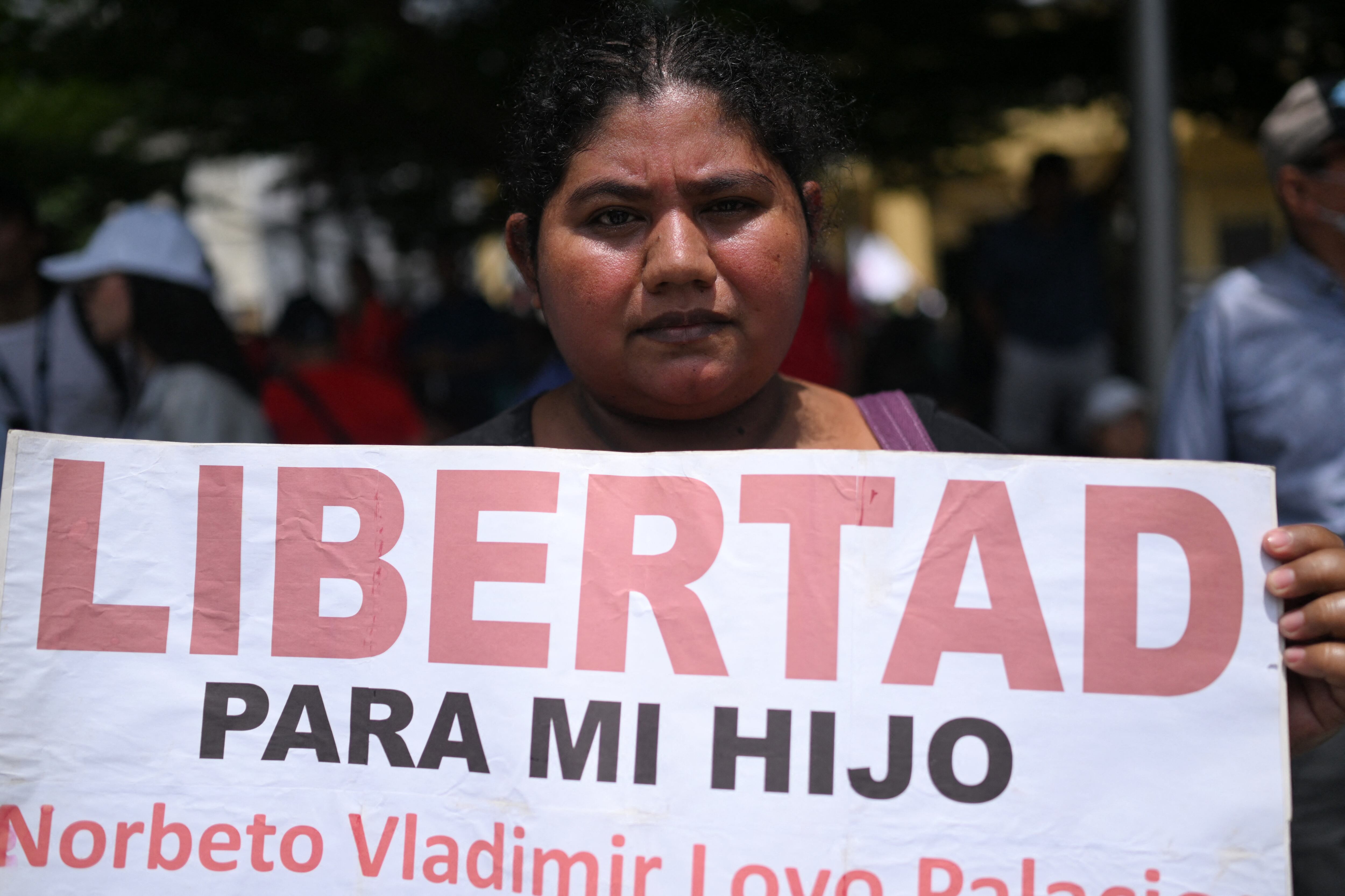 Miles de salvadoreños marcharon en contra del régimen de excepción que aplica el presidente de El Salvador, Nayib Bukele. Esa es la medida en contra de las pandillas que ya tiene dos años y seis meses. Foto: AFP