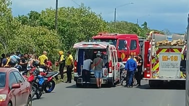 Camión repartidor cae al agua en La Angostura de Puntarenas con tres personas a bordo