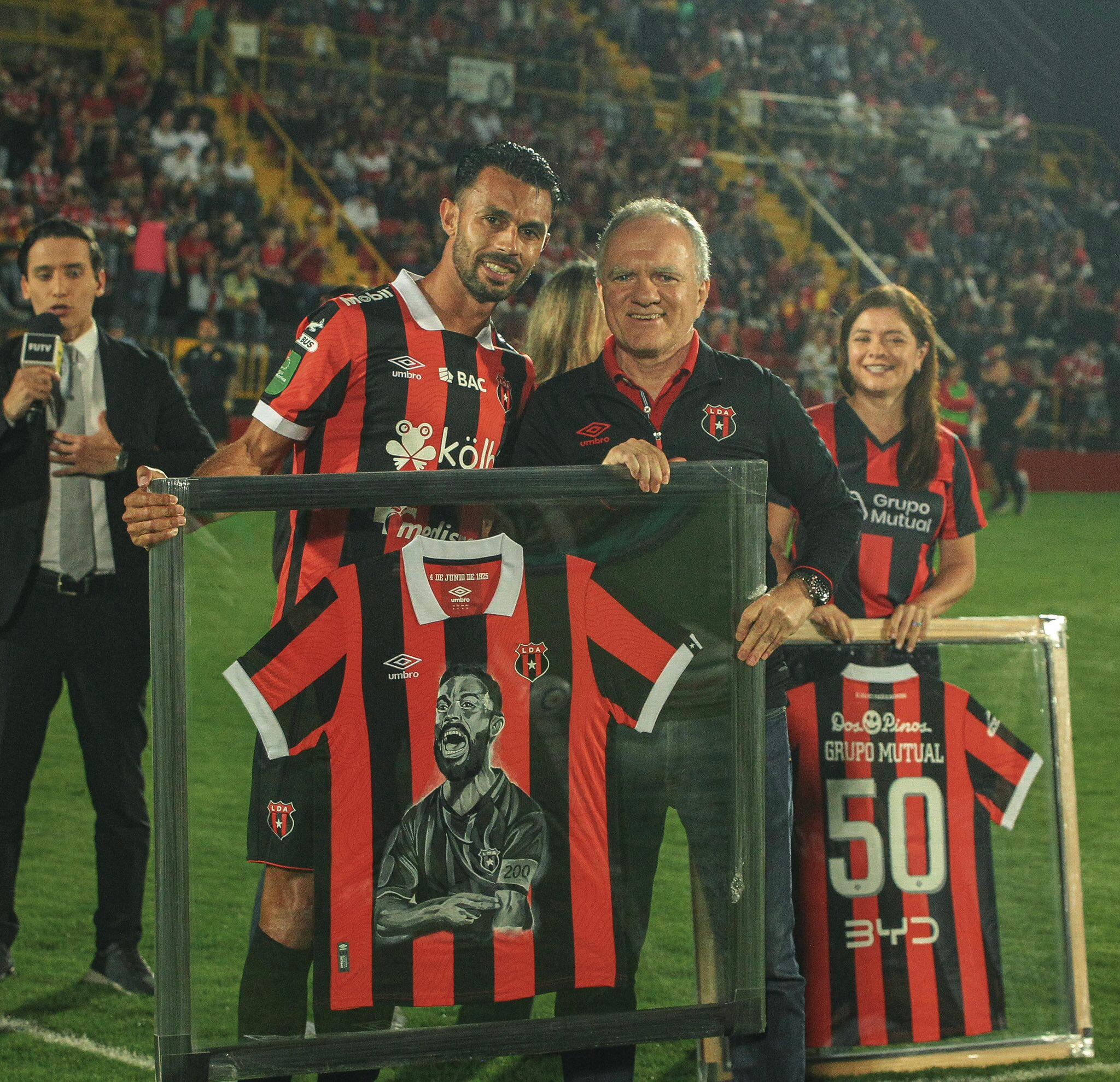 Liga Deportiva Alajuelense le hizo un reconocimiento a Giancarlo González el pasado 28 de octubre, por llegar a 200 partidos defendiendo la camisa rojinegra.