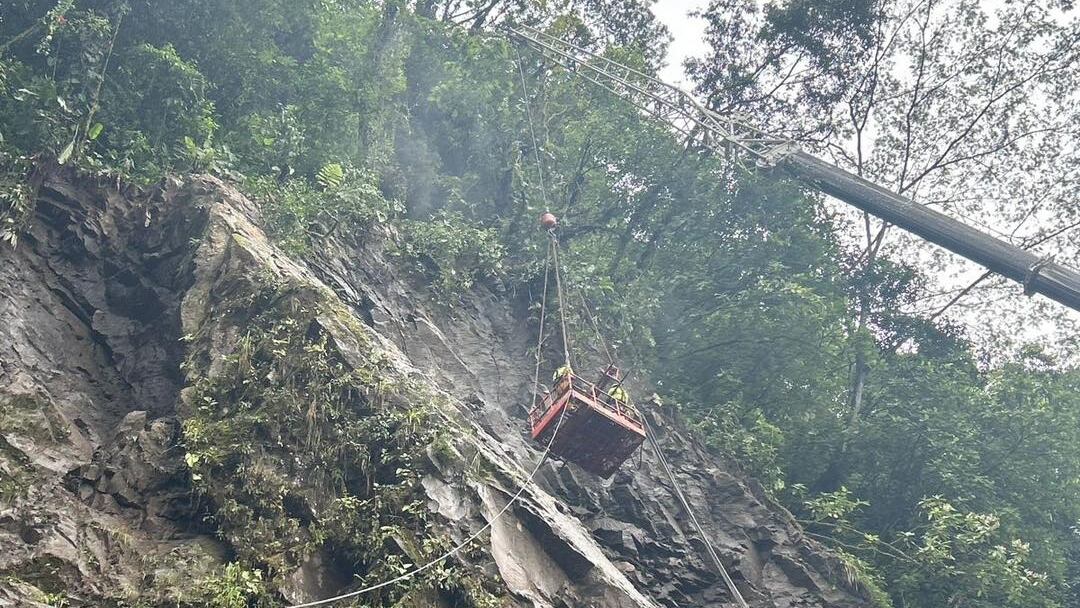 Ministerio anunció el jueves que volarían una piedra de 2.500 toneladas que amenaza el paso por la carretera; no obstante, los planes no podrán ejecutarse