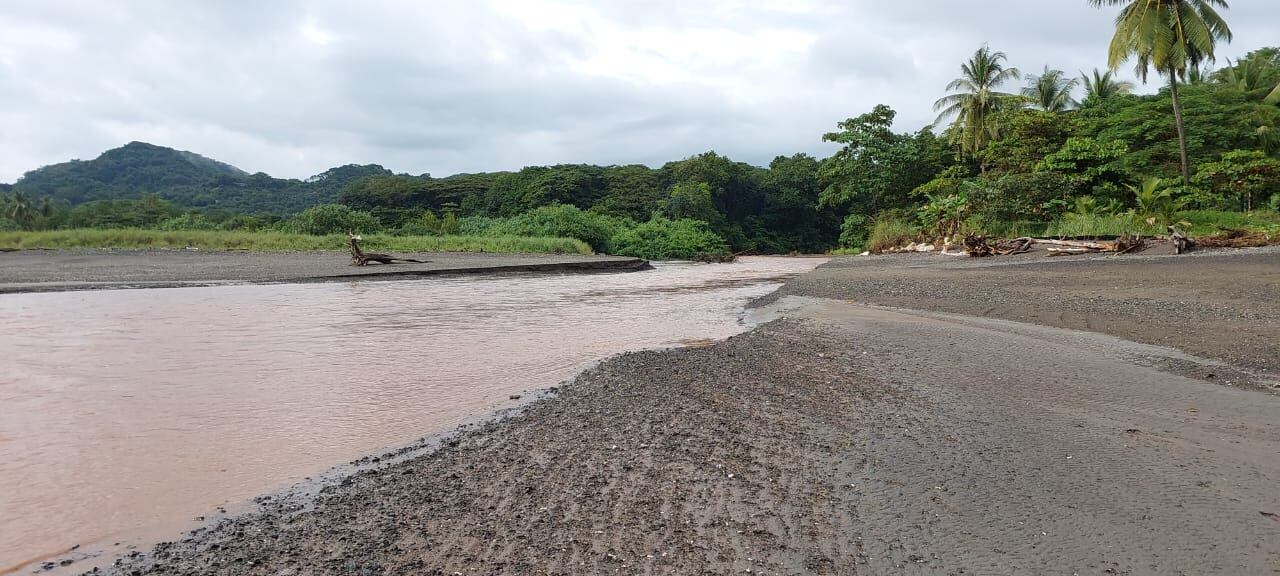 Daniela Escobar Salas desapareció cuando iba para su casa en Sámara, Guanacaste, al parecer habría sido arrastrada en esta bocana que lleva al estero Mala Noche. Foto: OIJ