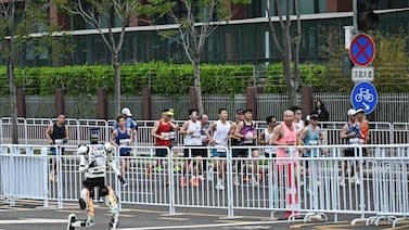 Robots superan a humanos en media maratón de Beijing y rompen récord mundial