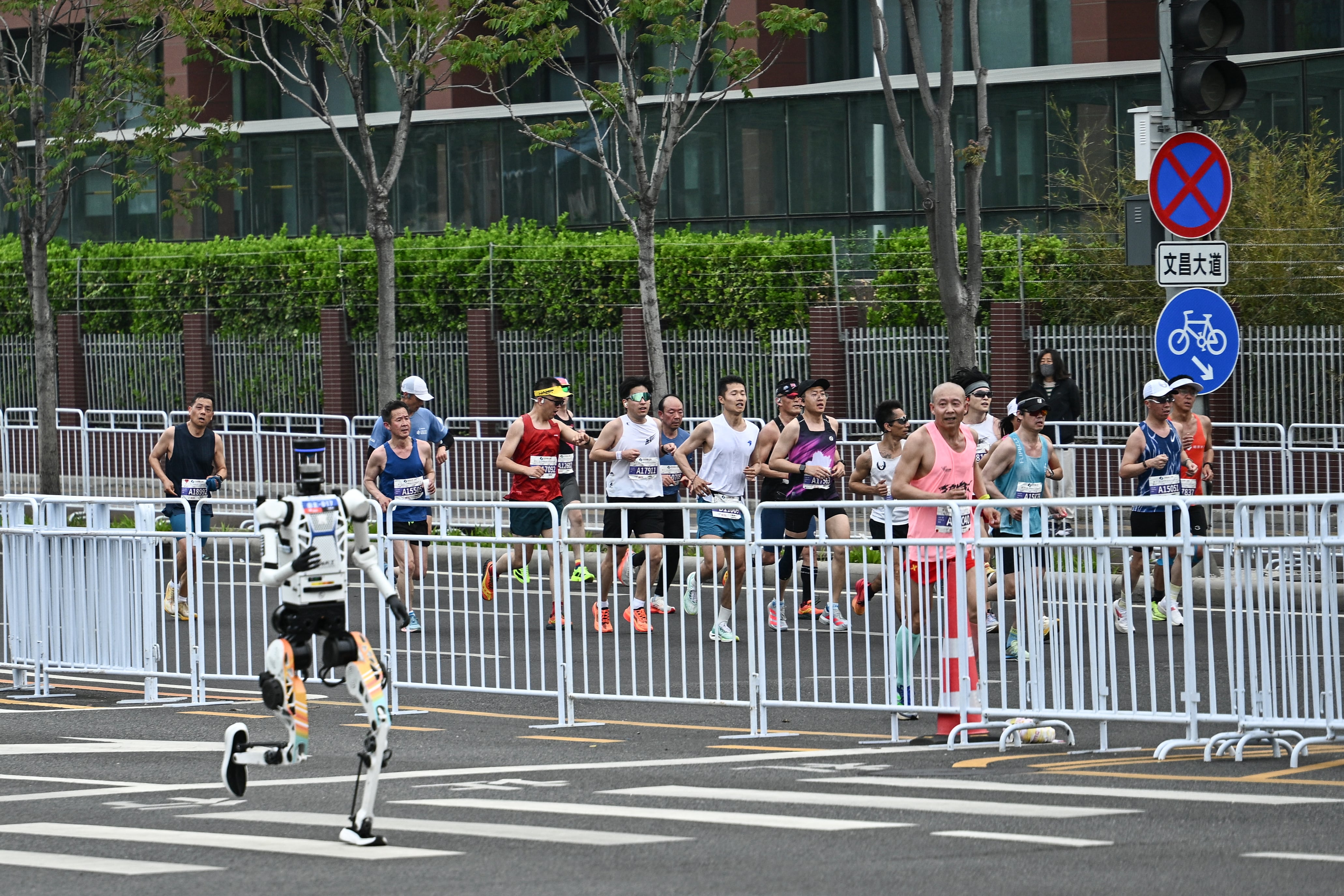 Un robot humanoide rompió el récord mundial en media maratón en Beijing, superando a atletas humanos.