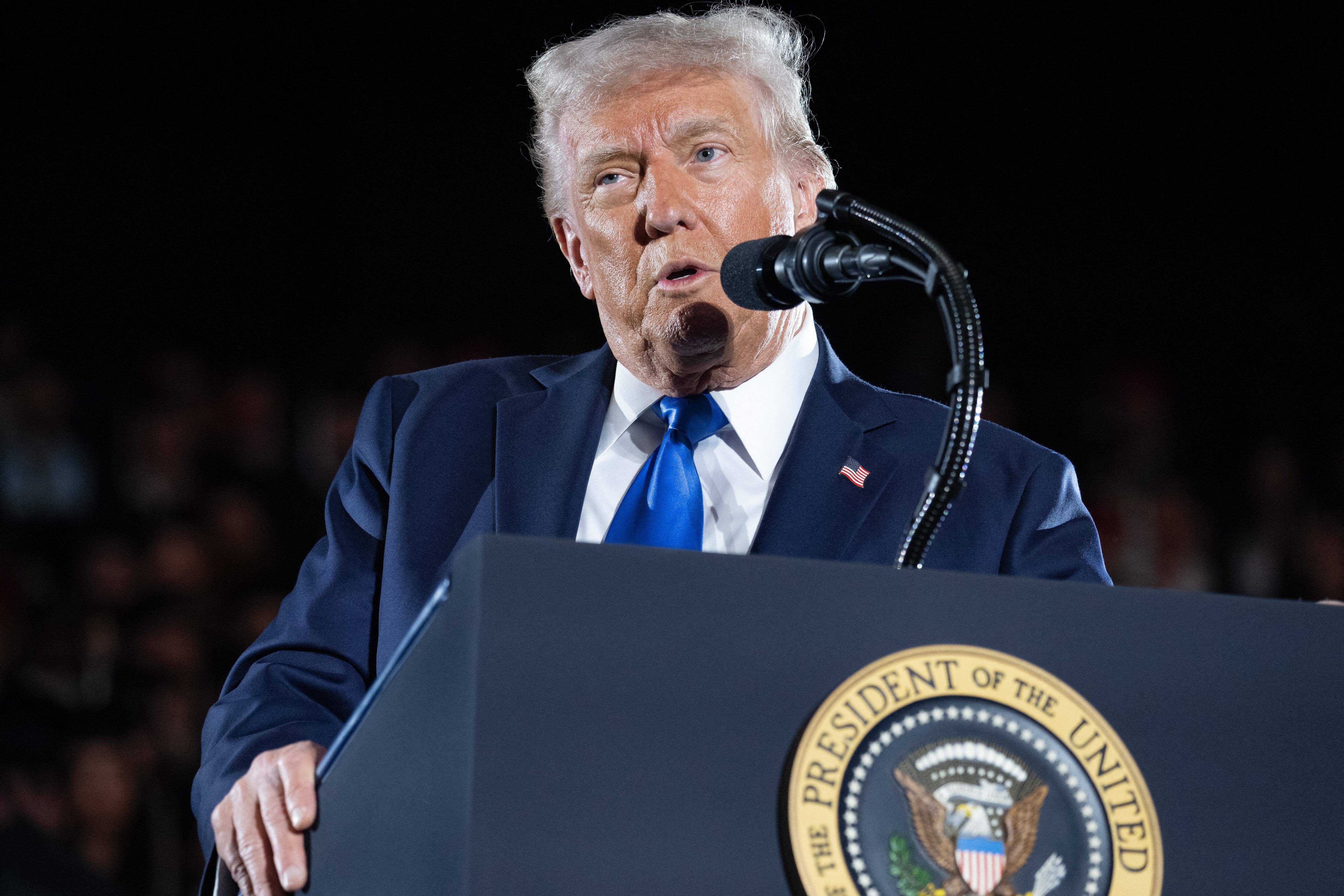 El presidente de Estados Unidos, Donald Trump, pronuncia un discurso de graduación en la Universidad de Alabama en Tuscaloosa, Alabama, el 1 de mayo de 2025.