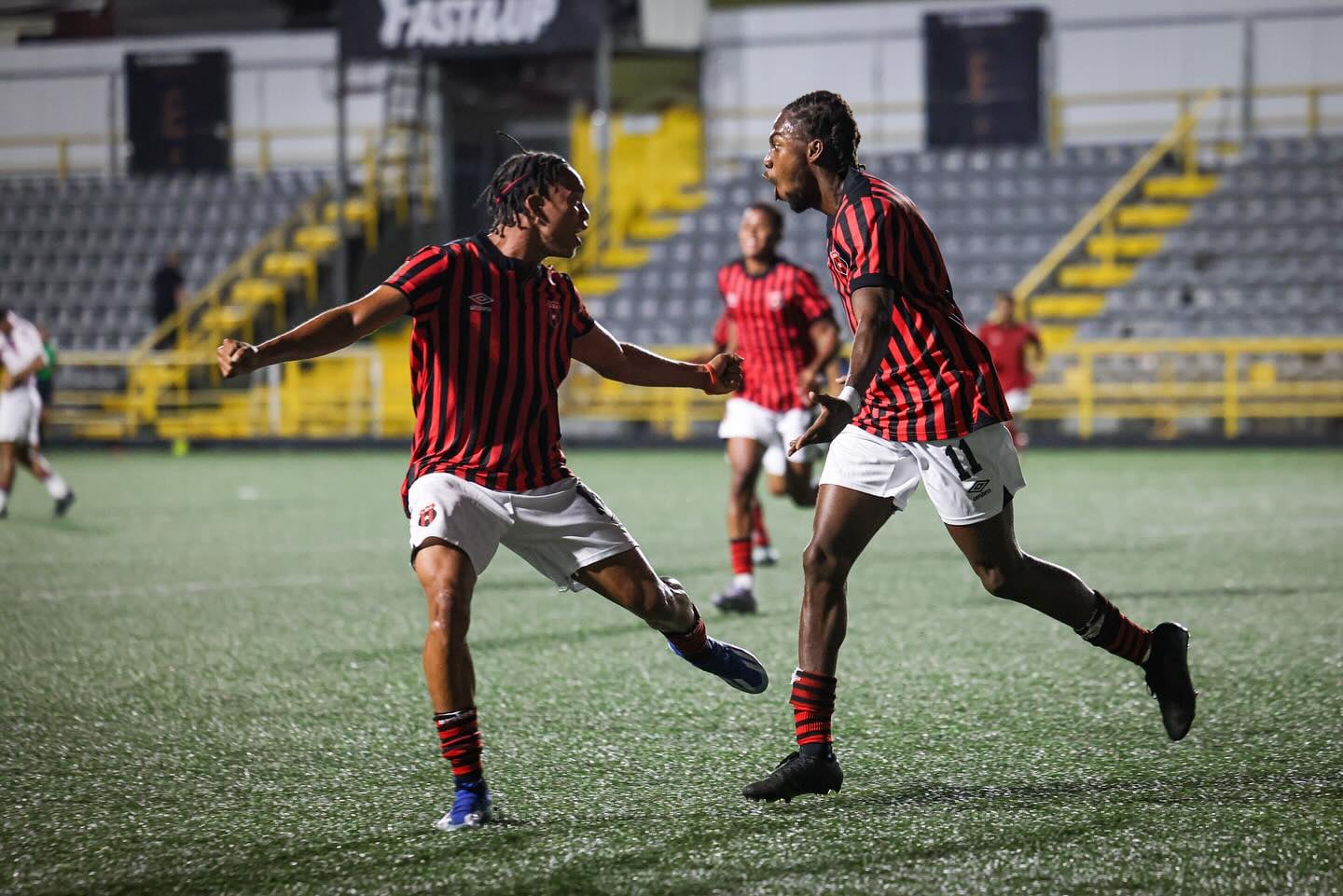 Tristan Demetrius festeja su anotación junto a Juan David Nazarith. Liga Deportiva Alajuelense ganó la Supercopa en U-21.