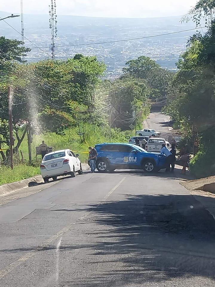 Dos días antes del homicidio ocurrido este domingo en Alajuelita, otro hombre apareció baleado en calle Lámparas, sobre la vía que cominica ese cantón con Poás de Aserrí. Foto: Cortesía.