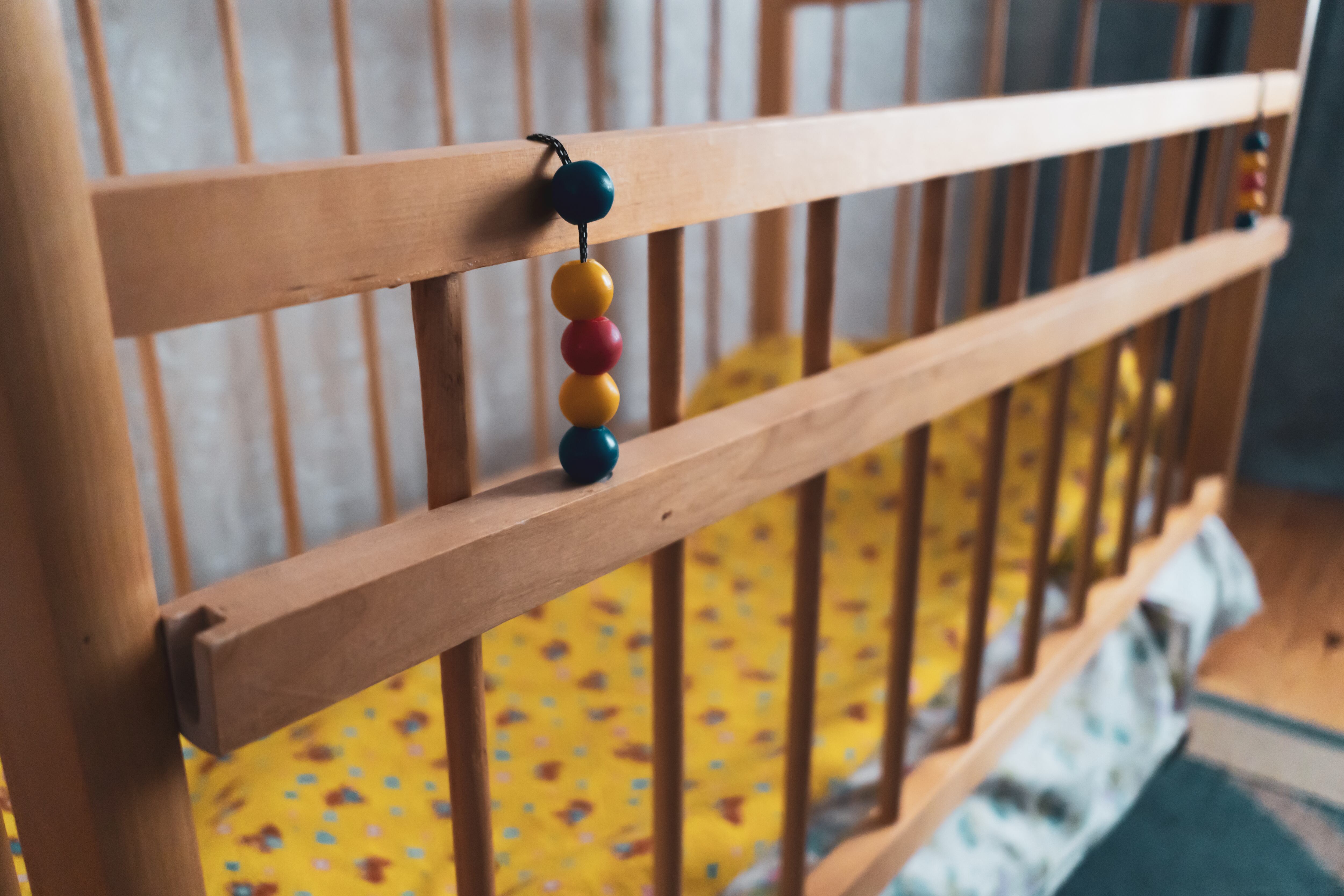 Cuna de bebé vacía, mortalidad infantil