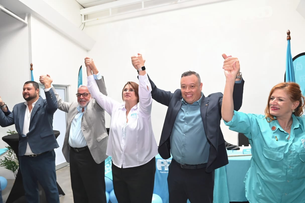 Francisco Gamboa (cuarto, de izquierda a derecha) junto a Mayuli Ortega (al centro) en la Asamblea del Partido Pueblo Soberano.