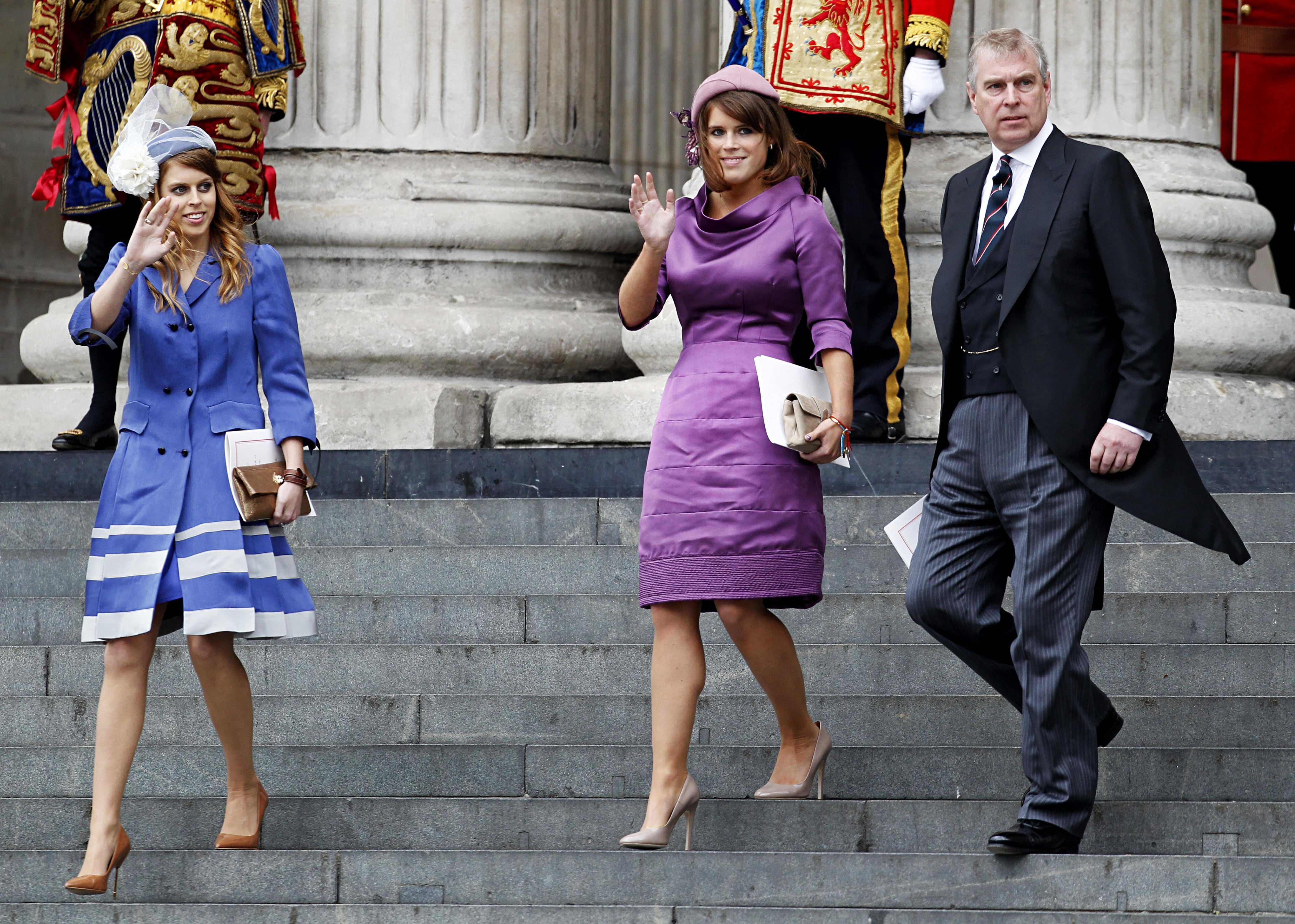 El duque de York y las princesas Beatrice (izq.) y Eugenie, junto con su padre, el príncipe Andrew, duque de York, salen de la catedral de San Pablo tras el servicio nacional de acción de gracias para celebrar el Jubileo de Diamante de la reina en Londres el 5 de junio de 2012. La reina Isabel II de Gran Bretaña cierra cuatro días de celebraciones por su Jubileo de Diamante, que concluyen con una procesión ceremonial en carruaje en Londres, en contraste formal con el espectacular tributo pop realizado el día anterior frente al Palacio de Buckingham. (Foto de IAN KINGTON / AFP)