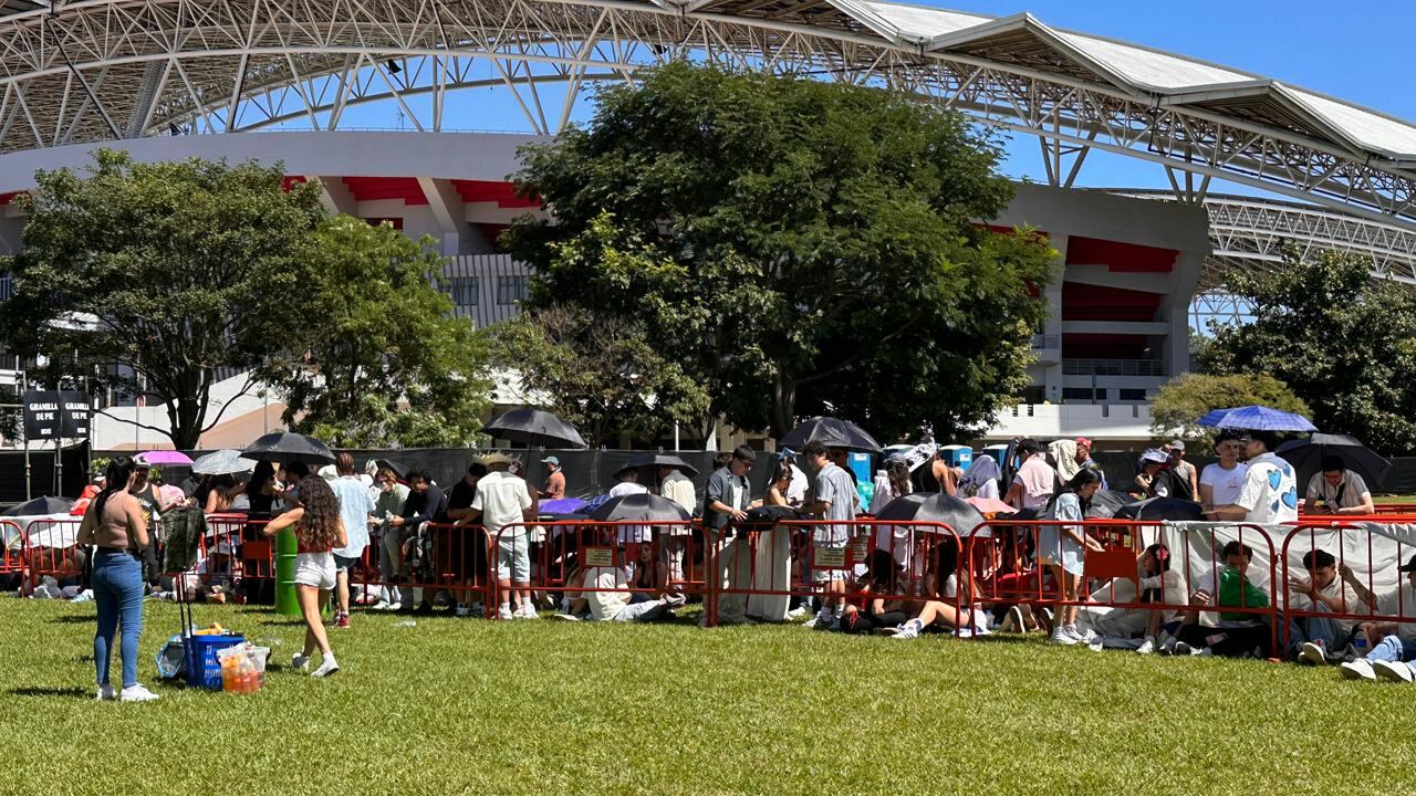 Decenas de fanáticos de Bad Bunny esperan en la fila para ingresar al Estadio Nacional, en La Sabana.
