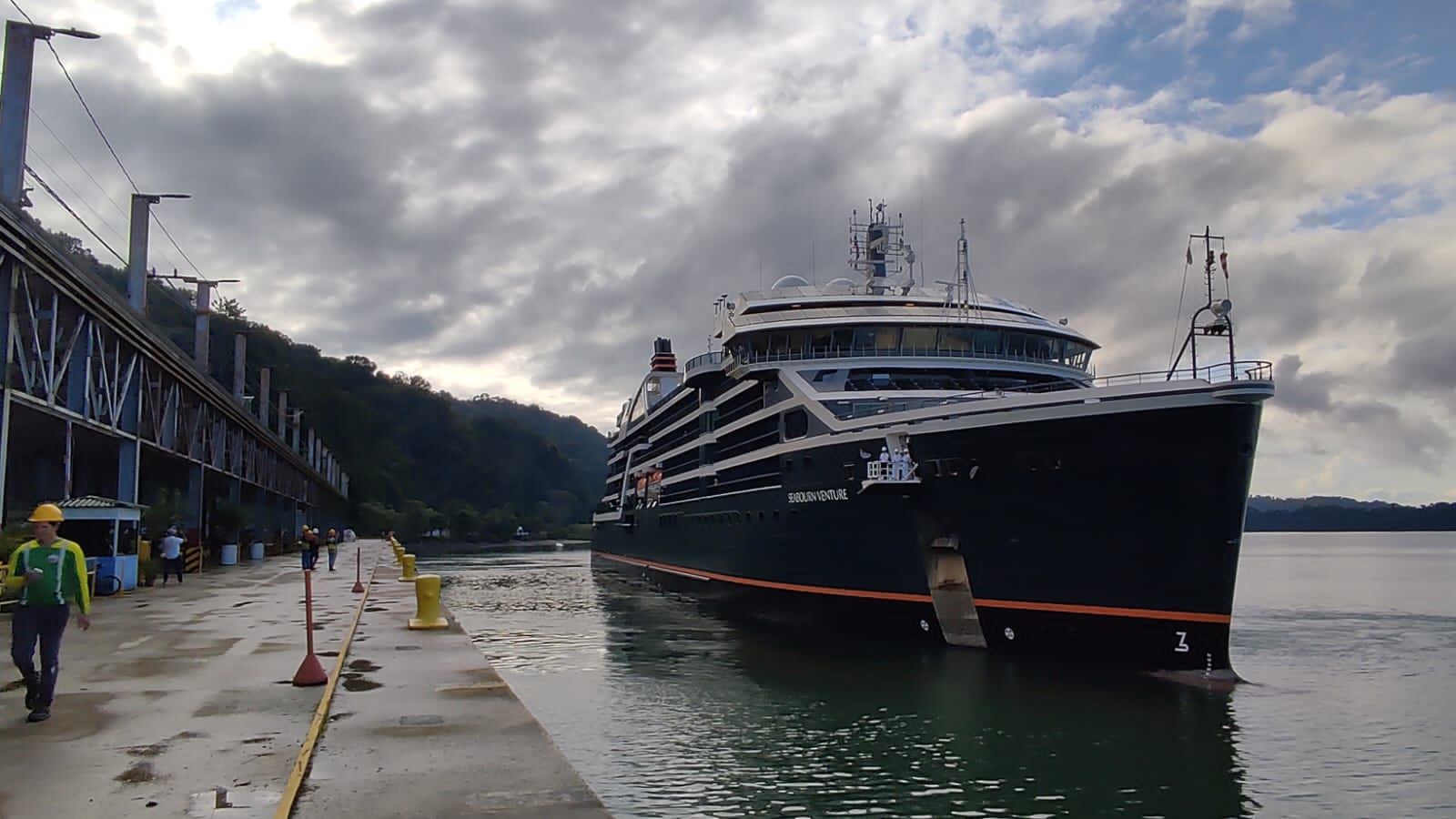 Golfito inauguró la temporada de cruceros con el atraque de dos embarcaciones, marcando el comienzo de la llegada de al menos 48 cruceros de expedición y lujo durante esta temporada