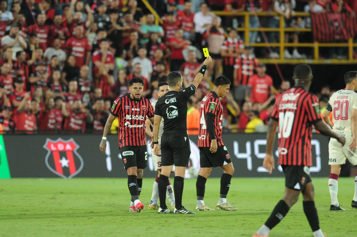 ¿Era penal para Alajuelense? Analista arbitral da criterio tajante sobre acción más controversial del clásico
