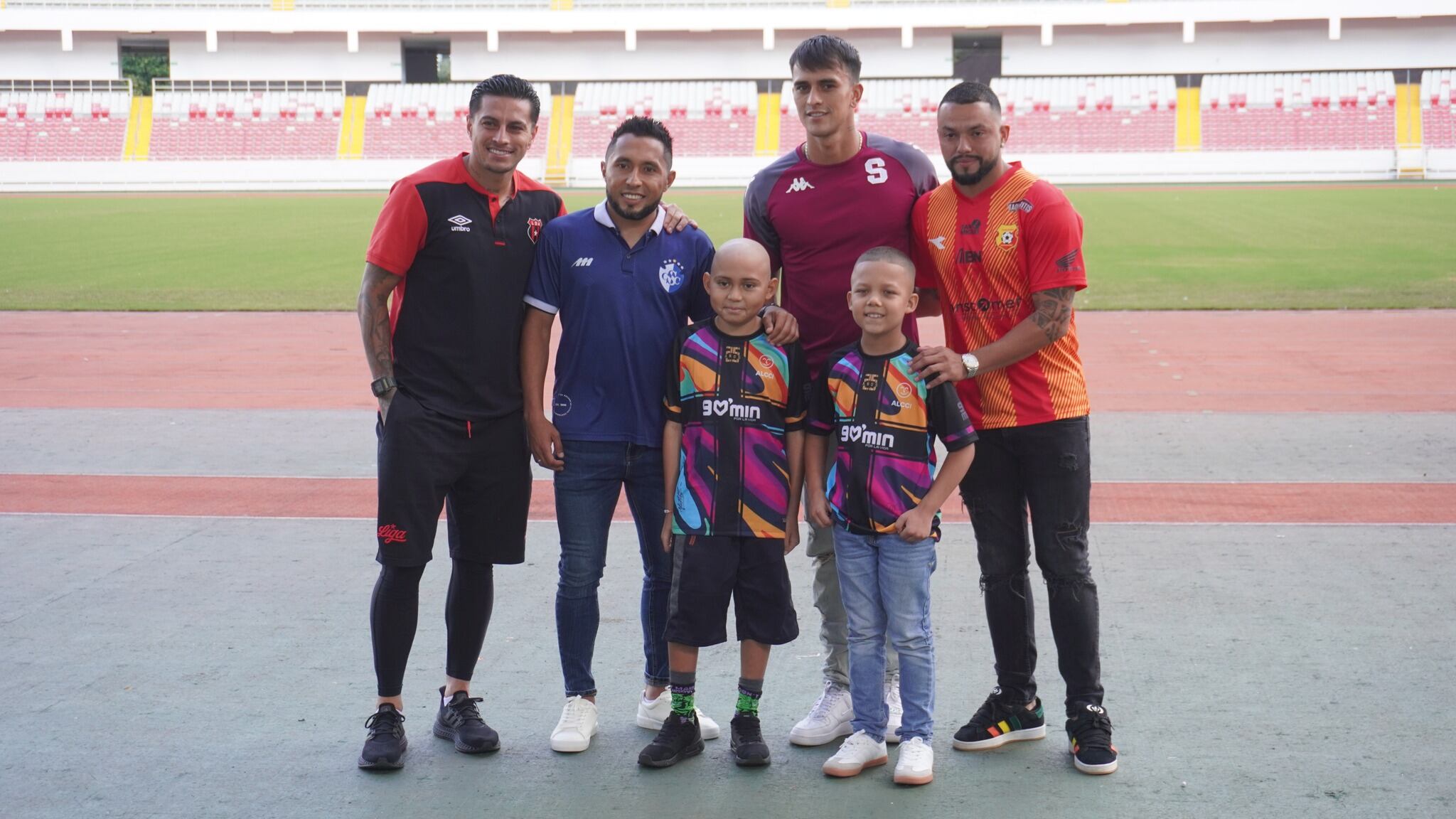 Rónald Matarrita, Allen Guevara, Yoserth Hernández y John Jairo Ruiz invitan a la afición a colaborar con los niños que luchan contra el cáncer.