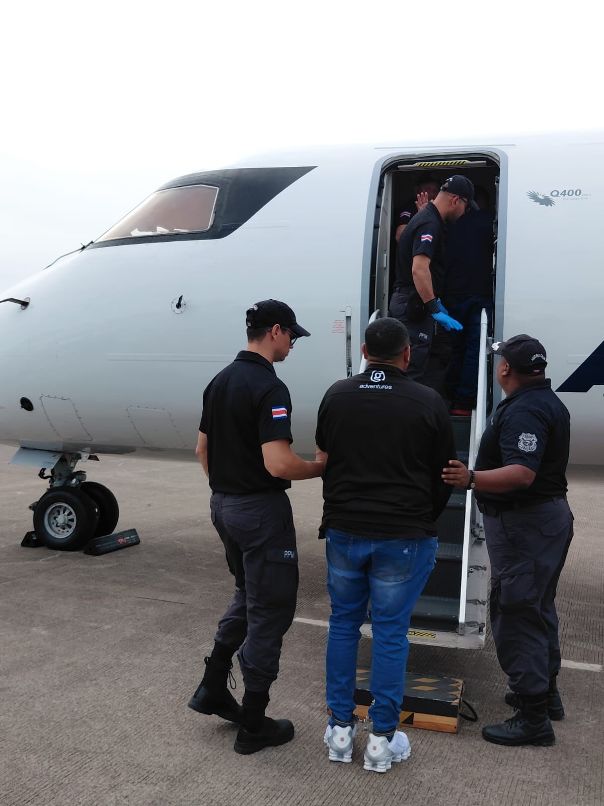 El vuelo chárter salió este sábado del Aeropuerto Internacional Juan Santamaría rumbo a Colombia y luego a Ecuador.