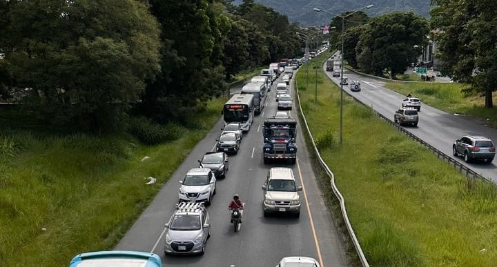 La marcha de agricultores este 11 de noviembre afectó el ingreso de vehículos procedentes de Cartago a la altura de Curridabat. Fotografía: