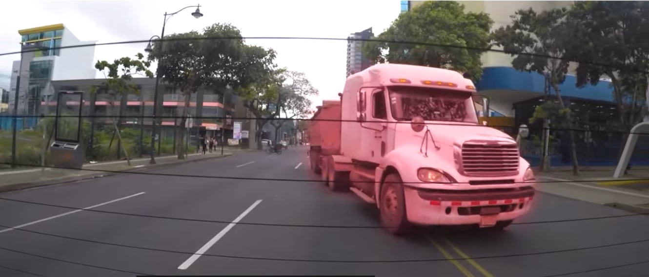 Un camión invade la vía, se resalta en color rojo.