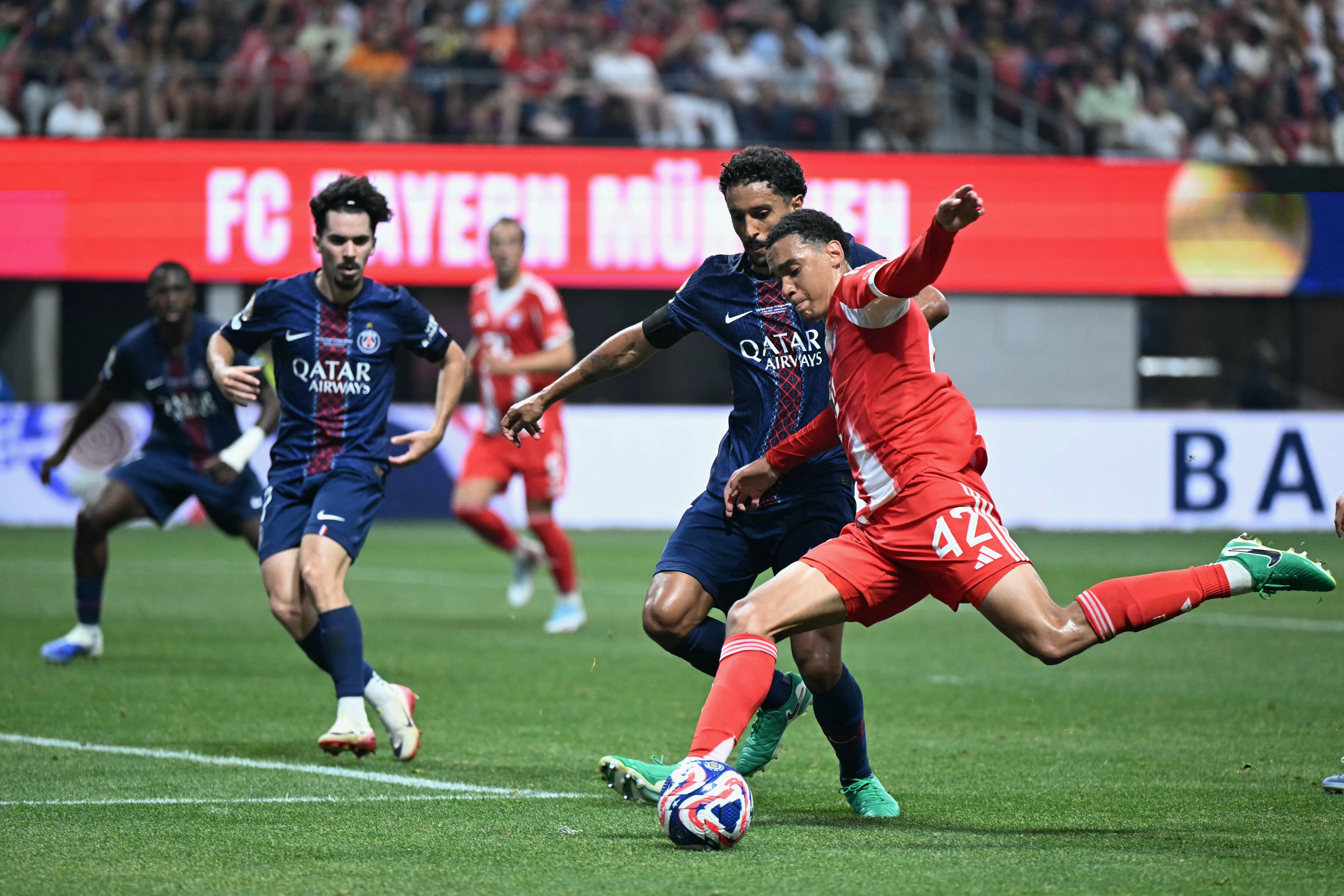 El defensa brasileño del Paris Saint-Germain, Marquinhos, y el centrocampista alemán del Bayern Munich, Jamal Musiala