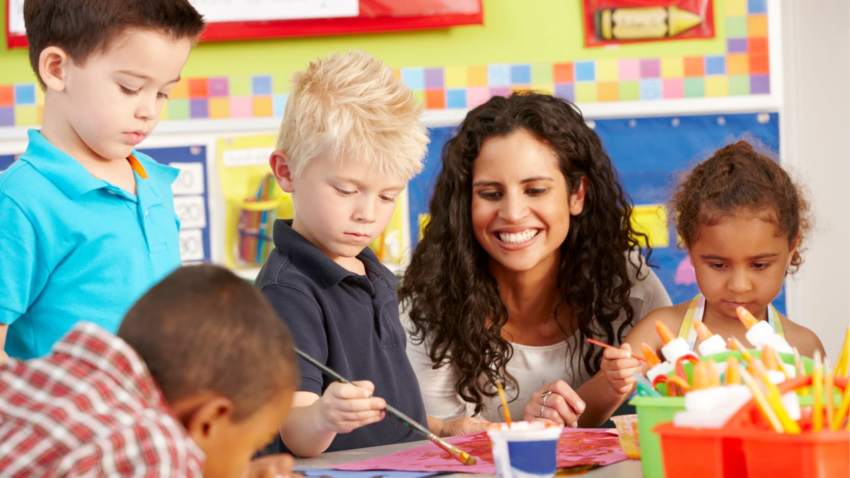 Una organización internacional gestiona vacantes docentes en Estados Unidos para profesionales de Costa Rica, con acompañamiento migratorio y condiciones equivalentes al sistema público.