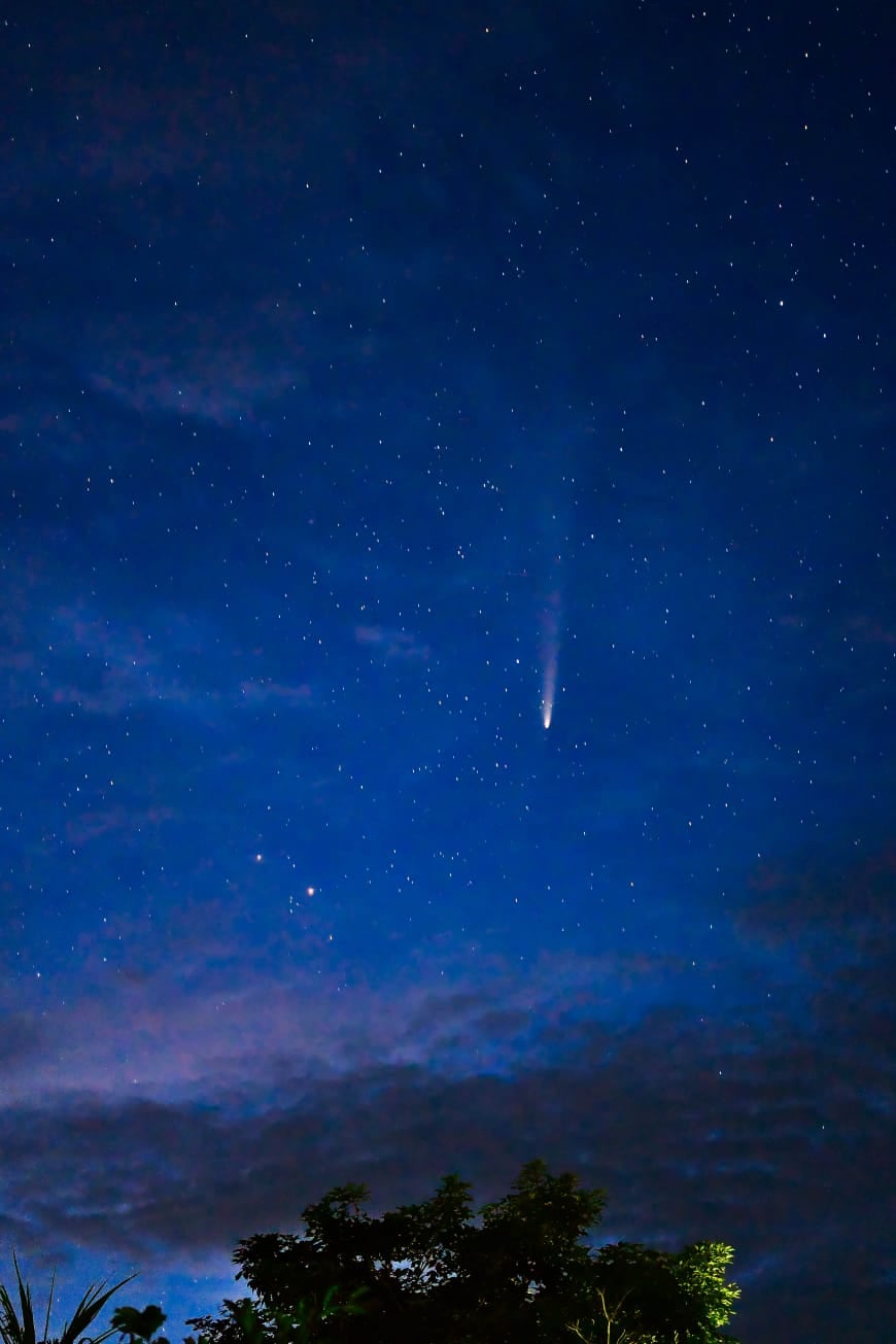 El cometa desde Paquera, Puntarenas, fotografiado Mauricio Moya Fuentes, el pasado 19 de octubre a las 6:08 pm. Moya Fuentes utilizó un tiempo de exposición 13 segundos para lograr esta imagen. Fotografía: Mauricio Moya Fuentes, cortesía Fundación Cientec.