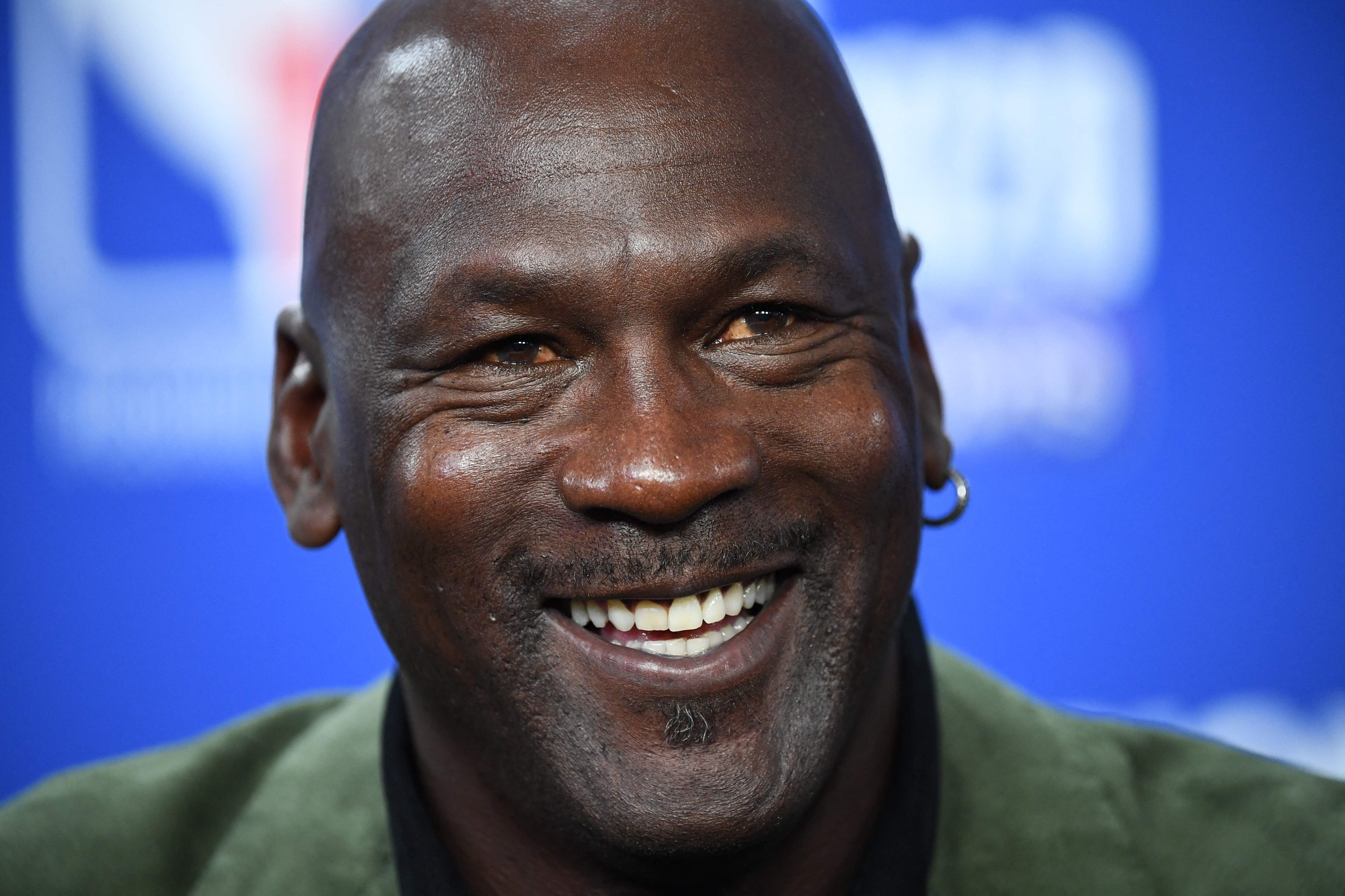 Foto de Michael Jordan en primer plano, sonriendo.