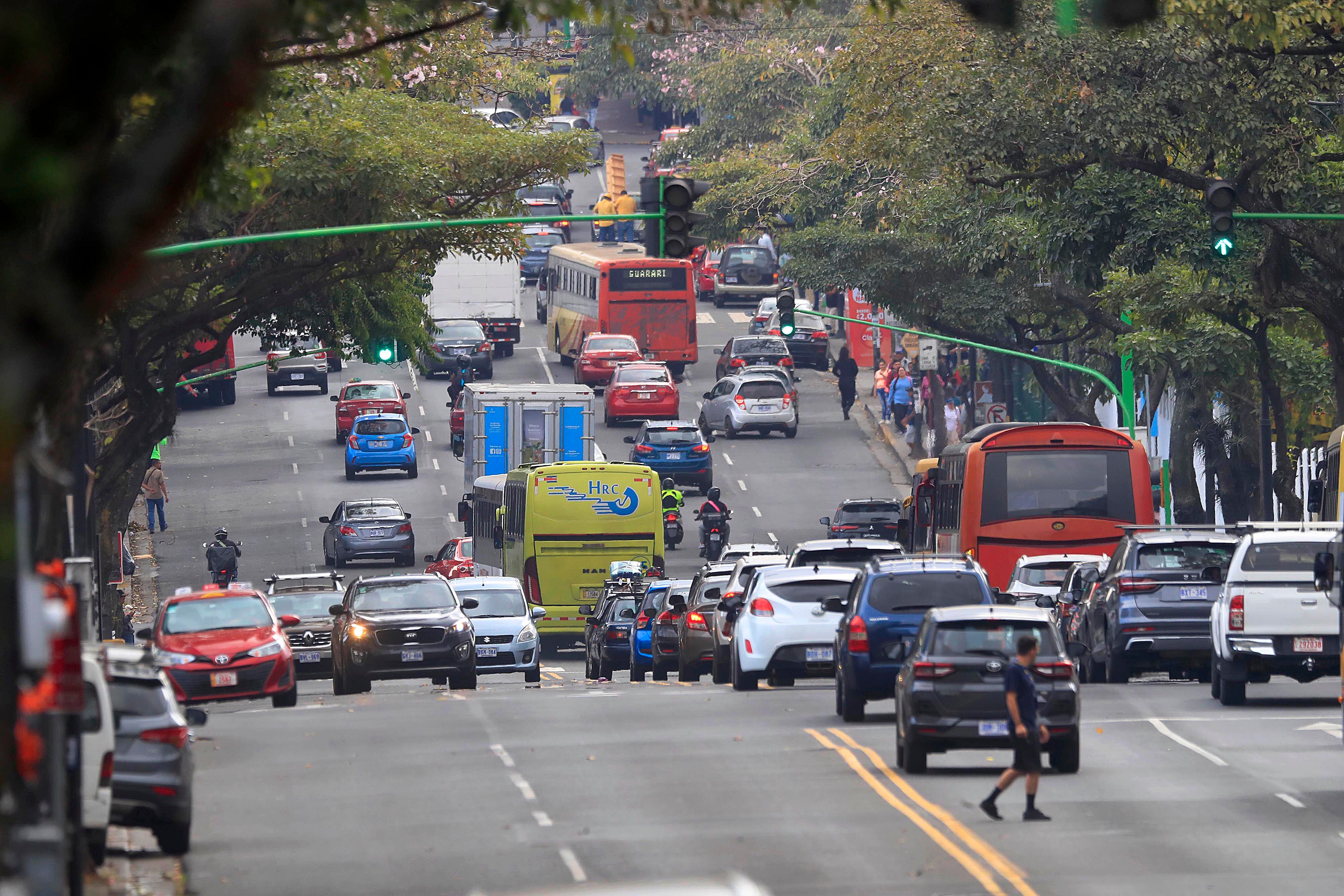 19/02/2024 San José. Recorrido para ver medidas de tránsito para aliviar presas. Ampliación de horario en carriles reversibles; cierres en accesos a autopista y presencia de oficiales para regular el tránsito, son algunas de las medidas para descongestionar las carreteras saturadas de vehículos. Foto: Rafael Pacheco Granados