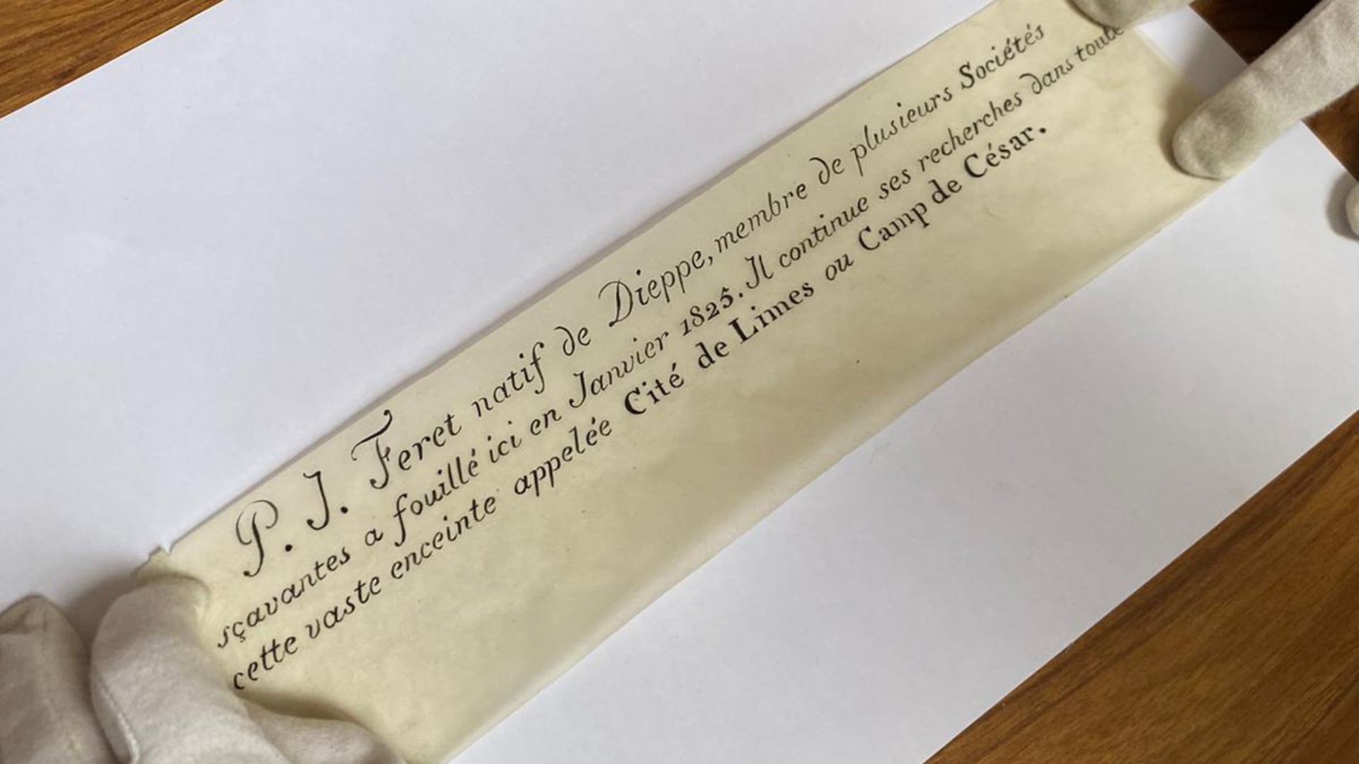 La nota dice: “PJ Féret, nativo de Dieppe, miembro de varias sociedades intelectuales, realizó excavaciones aquí en enero de 1825. Continúa sus investigaciones en esta vasta área conocida como la Cité de Limes o el Campo de César”.