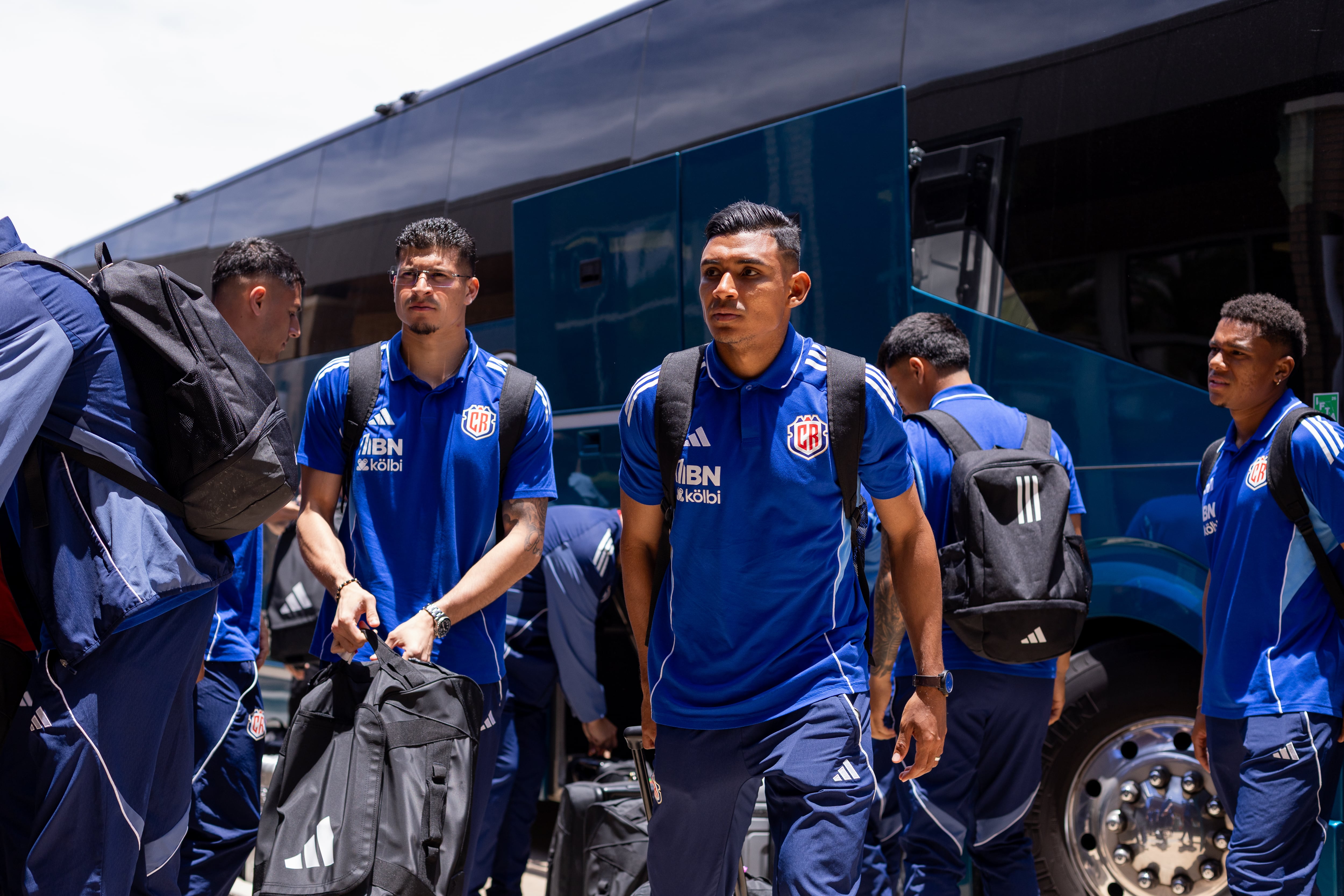 Haxzel Quirós y Bayron Mora ingresan al hotel que tendrá la Selección de Costa Rica en Orlando.