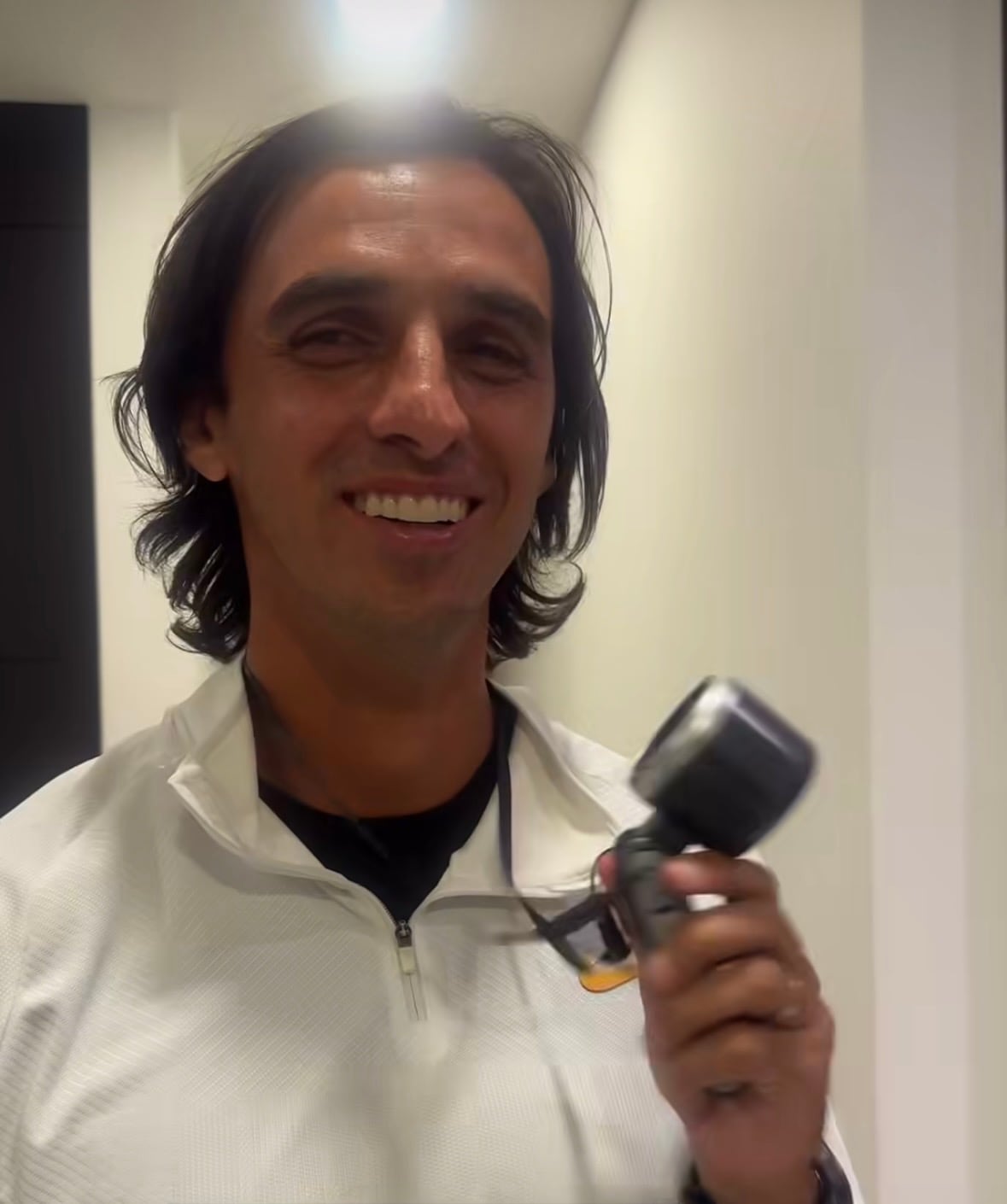 Bryan Ruiz se ve muy contento con su nueva adquisición.