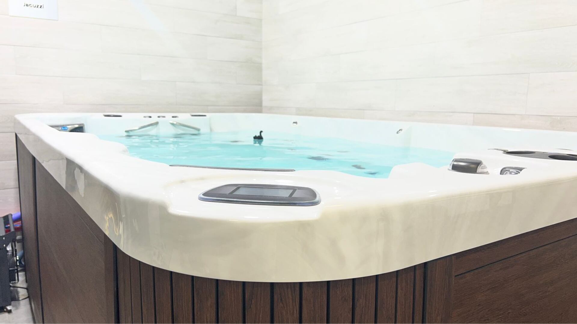 La piscina temperada de Zenit, que a la vez tiene chorros de agua a presión ayuda a relajar la musculatura y a acelerar la recuperación al trabajar puntos específicos de dolor.