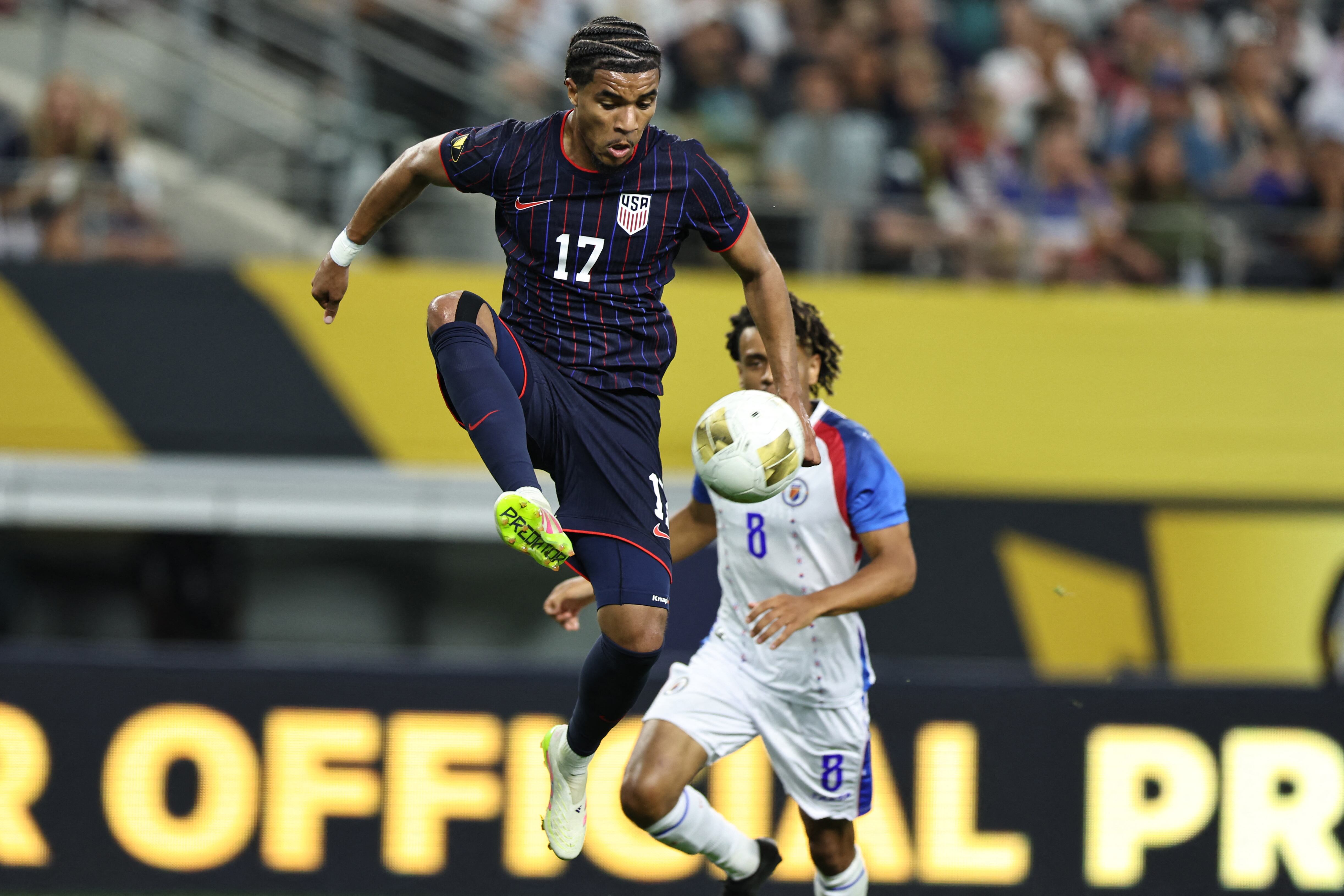 Malik Tillman, de Estados Unidos, controla el balón durante el partido ante Haití por el Grupo D de la Copa Oro.