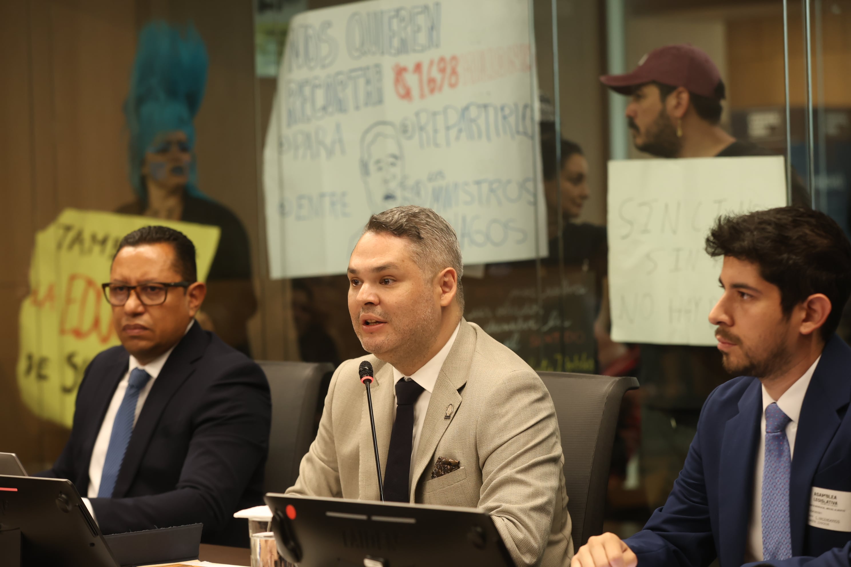 Plantón realizado frente a la asamblea legislativa en contra del recorte a la cultura/ en la imagen Jorge Rodríguez Ministro de Cultura
